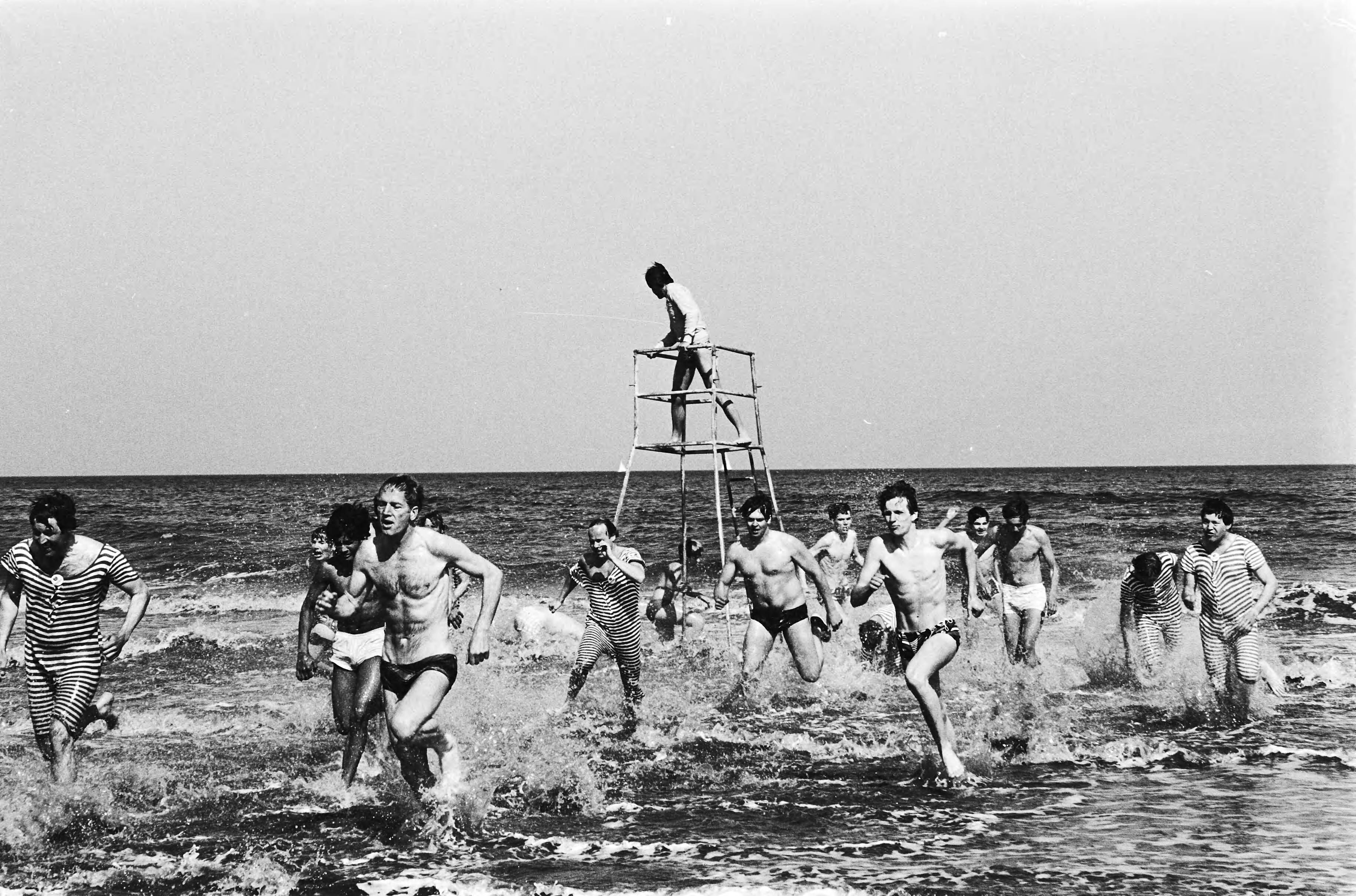 Fotocollectie Anefo — Scheveningen: traditionele wedren naar de zee ten gevolge van opening badseizoen — Foto: Dijk, Hans van / Anefo. Licentie: Set B: Rechtenvrij / Publiek Domein. Bron: Nationaal Archief. http://hdl.handle.net/10648/ace072f2-d0b4-102d-bcf8-003048976d84