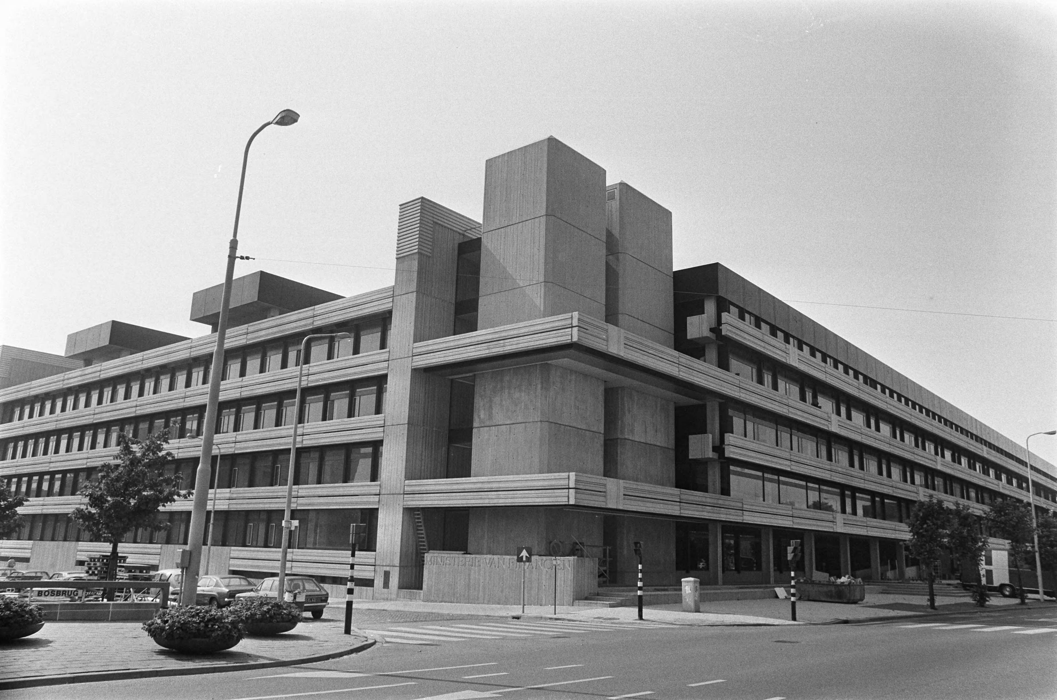 Het nieuw Ministerie van Financiën in Den Haag — Vooraanzicht van het ministerie — Foto: Verhoeff, Bert / Anefo. Licentie: Set B: Rechtenvrij / Publiek Domein. Bron: Nationaal Archief. http://hdl.handle.net/10648/ac6f35d8-d0b4-102d-bcf8-003048976d84
