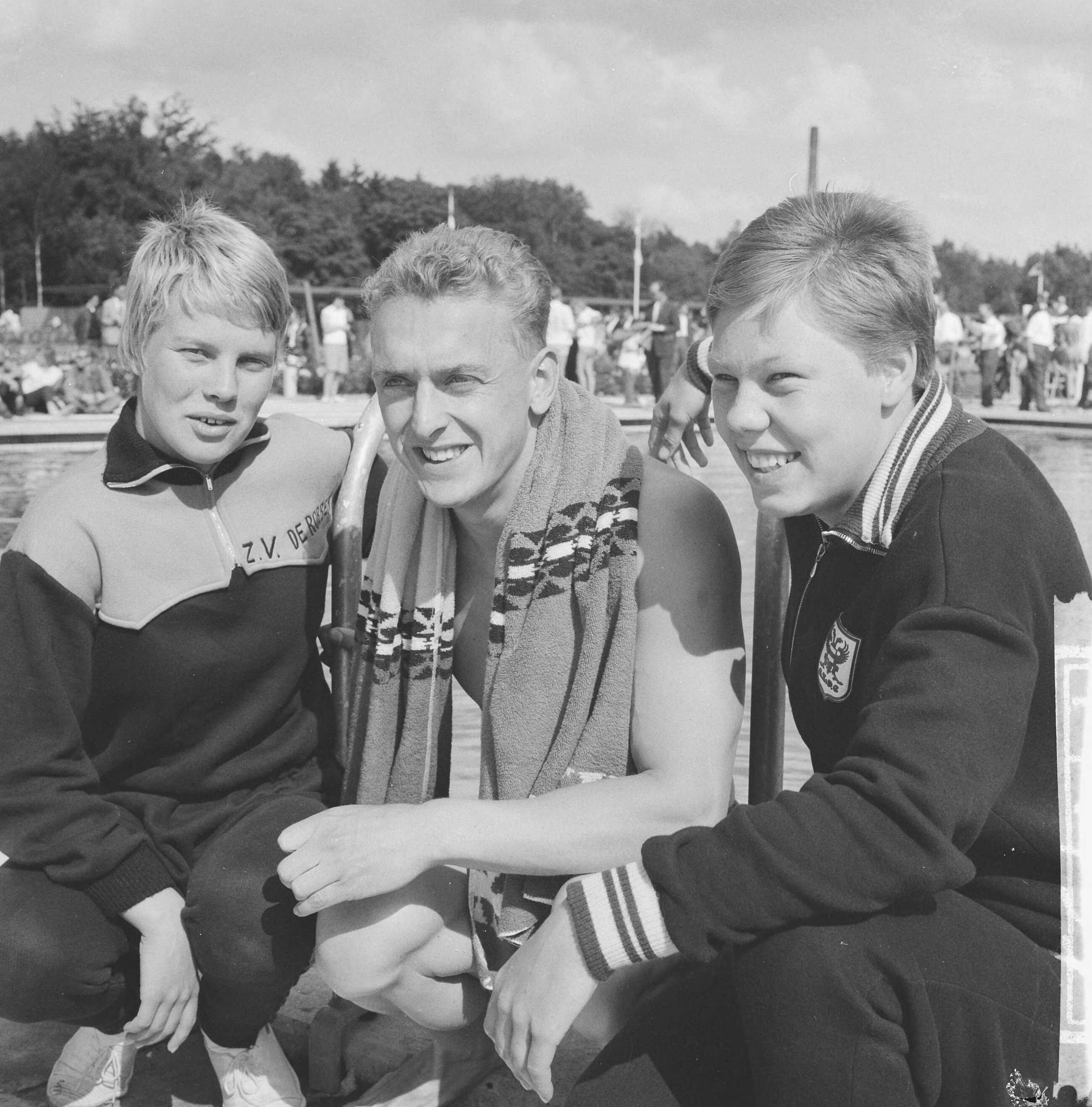 Fotocollectie Anefo — Zwemkampioenschappen in Soest. Ineke Tigelaar, Wieger Mensonides, Klenie Bimolt — Foto: Koch, Eric / Anefo. Licentie: Set B: Rechtenvrij / Publiek Domein. Bron: Nationaal Archief. http://hdl.handle.net/10648/aa12610c-d0b4-102d-bcf8-003048976d84