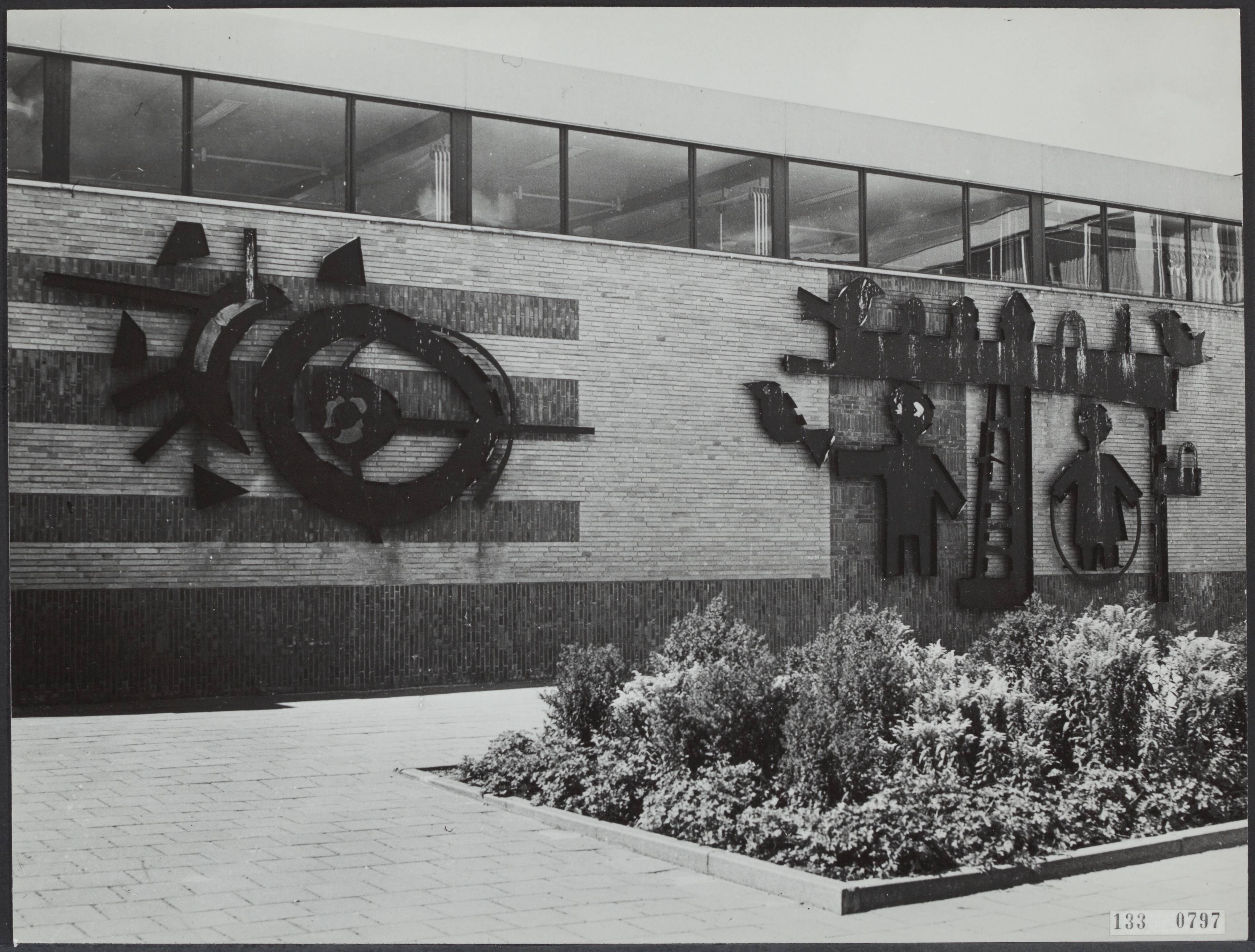 Fotocollectie Rijksvoorlichtingsdienst Eigen — Den Haag. Walenburg: muur school Leeuwerikhoeve met plastieken van de beeldhouwer Jan Goeting (1918-1984) — Foto: Fotodienst Gemeente Den Haag. Licentie: Set B: Rechtenvrij / Publiek Domein. Bron: Nationaal Archief. http://hdl.handle.net/10648/af5a91c0-d0b4-102d-bcf8-003048976d84