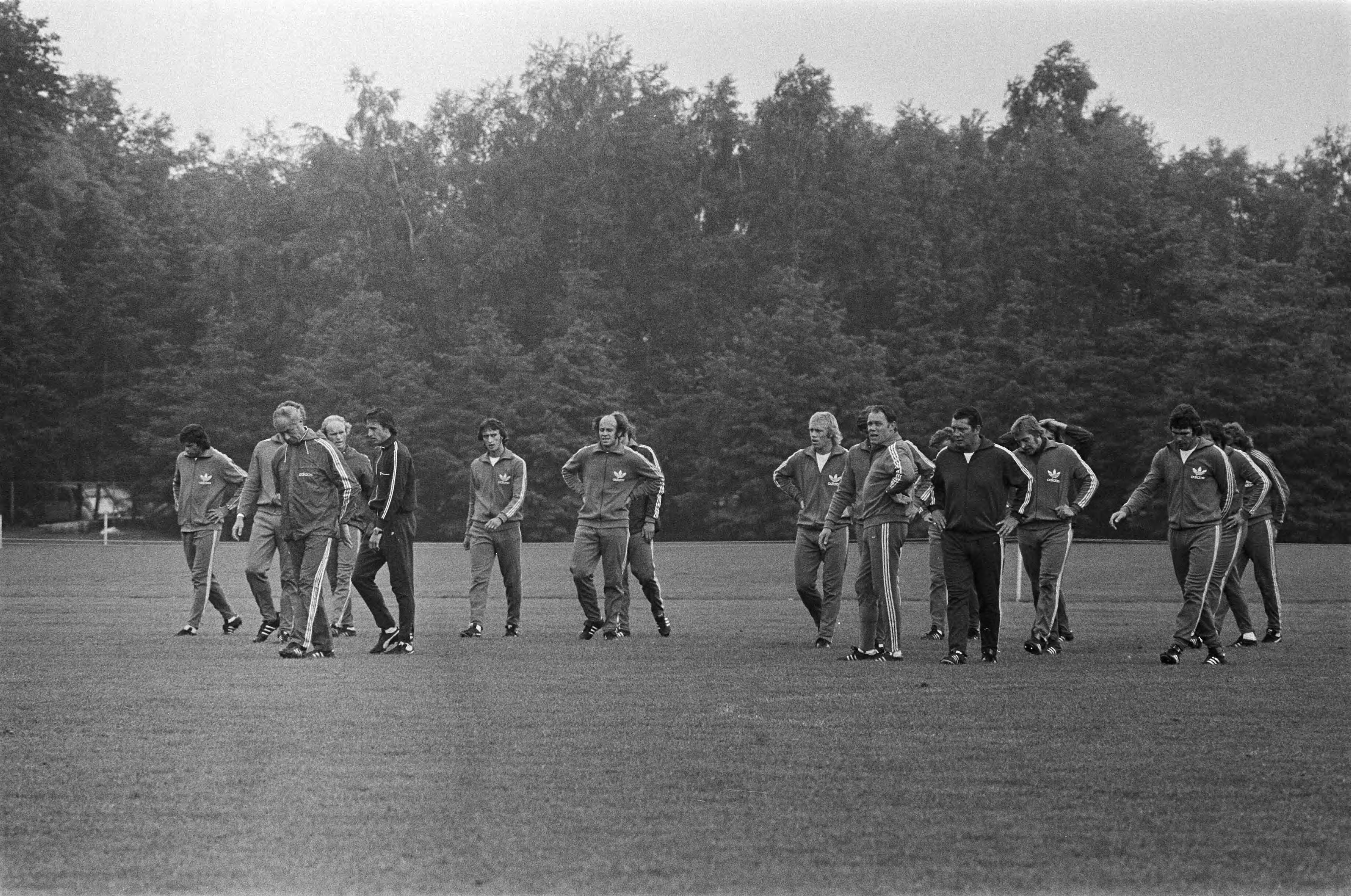 Fotocollectie Anefo — Selectie Nederlands elftal laatste dag bijeen in Zeist voor vertrek naar de WK; training — Foto: Peters, Hans / Anefo. Licentie: Set B: Rechtenvrij / Publiek Domein. Bron: Nationaal Archief. http://hdl.handle.net/10648/ac4d3cf8-d0b4-102d-bcf8-003048976d84