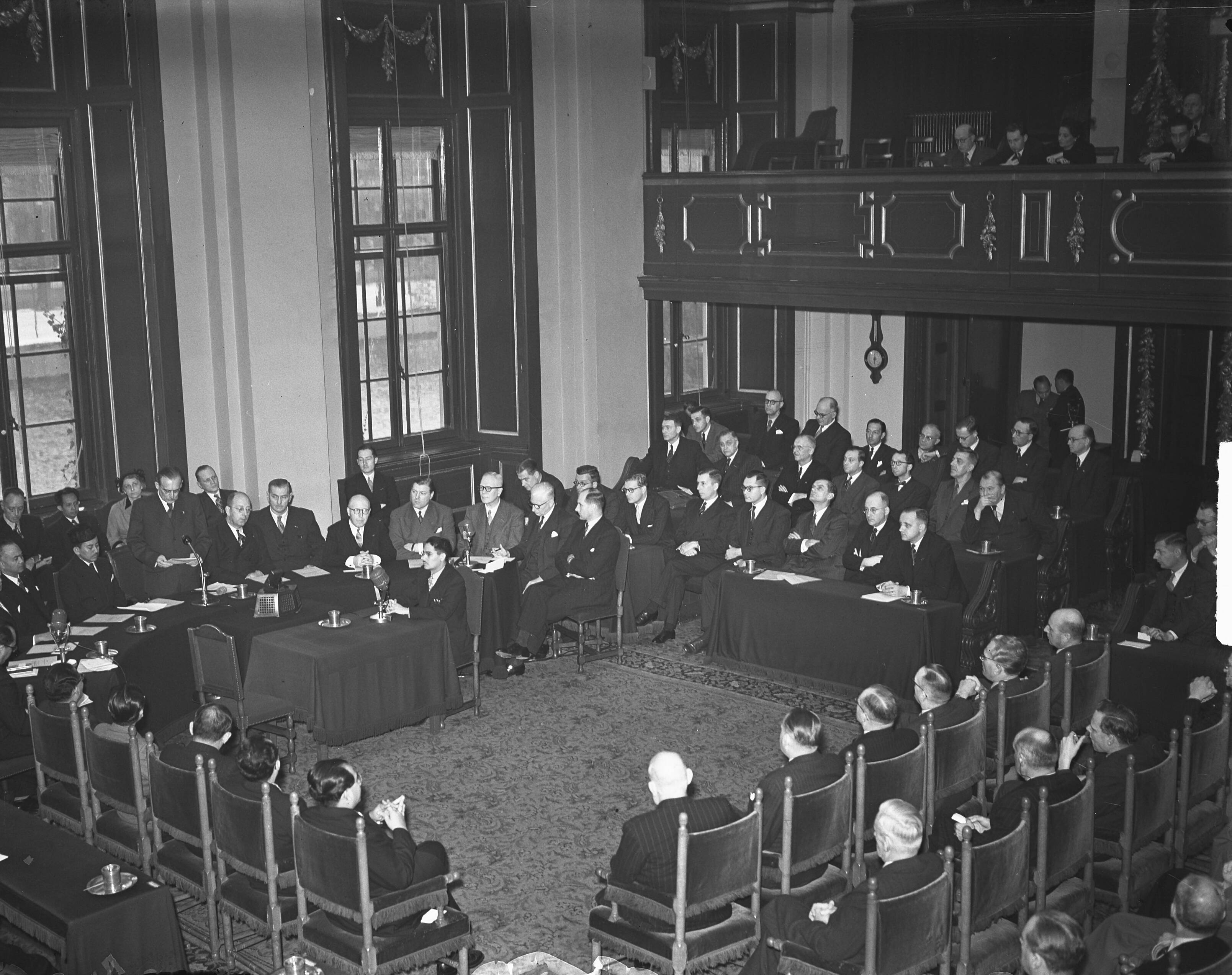 2e Nederlands-Indische ministersconferentie te Den Haag — Tweede Nederlands Indische Ministerconferentie te Den Haag. Overzicht — Foto: Bilsen, Joop van / Anefo. Licentie: Set B: Rechtenvrij / Publiek Domein. Bron: Nationaal Archief. http://hdl.handle.net/10648/a8e2701a-d0b4-102d-bcf8-003048976d84