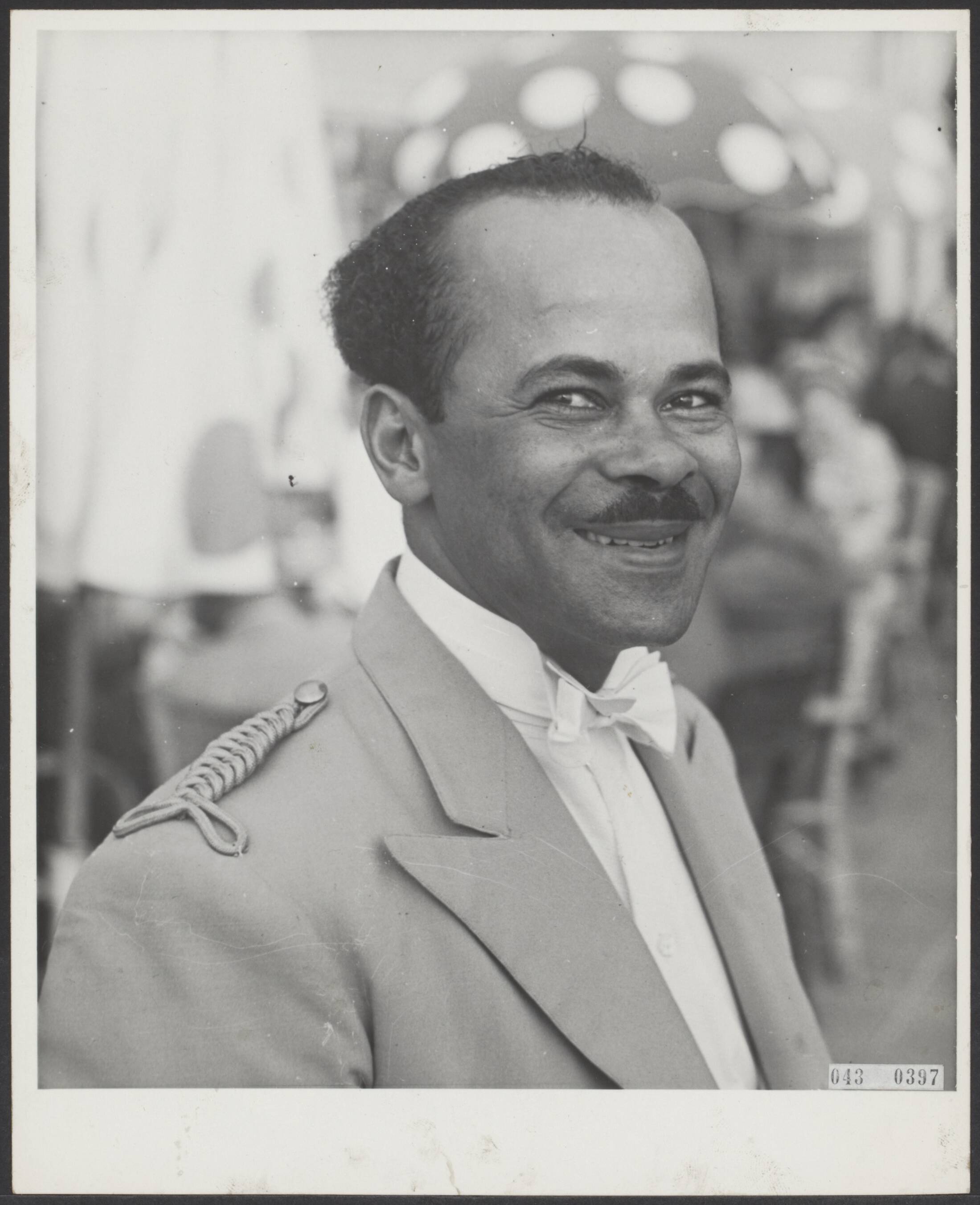 Fotocollectie Elsevier Binnenland — [Serie "Summum". over vermaak in Scheveningen] 12. Richard Davis die als portier reeds meer dan 22 jaar over de Palace-bar waakt en zeker tot een der bekende Scheveningse figuren behoort voor velen — Foto: Associated Correspondents. Licentie: Set B: Rechtenvrij / Publiek Domein. Bron: Nationaal Archief. http://hdl.handle.net/10648/adf8df8a-d0b4-102d-bcf8-003048976d84