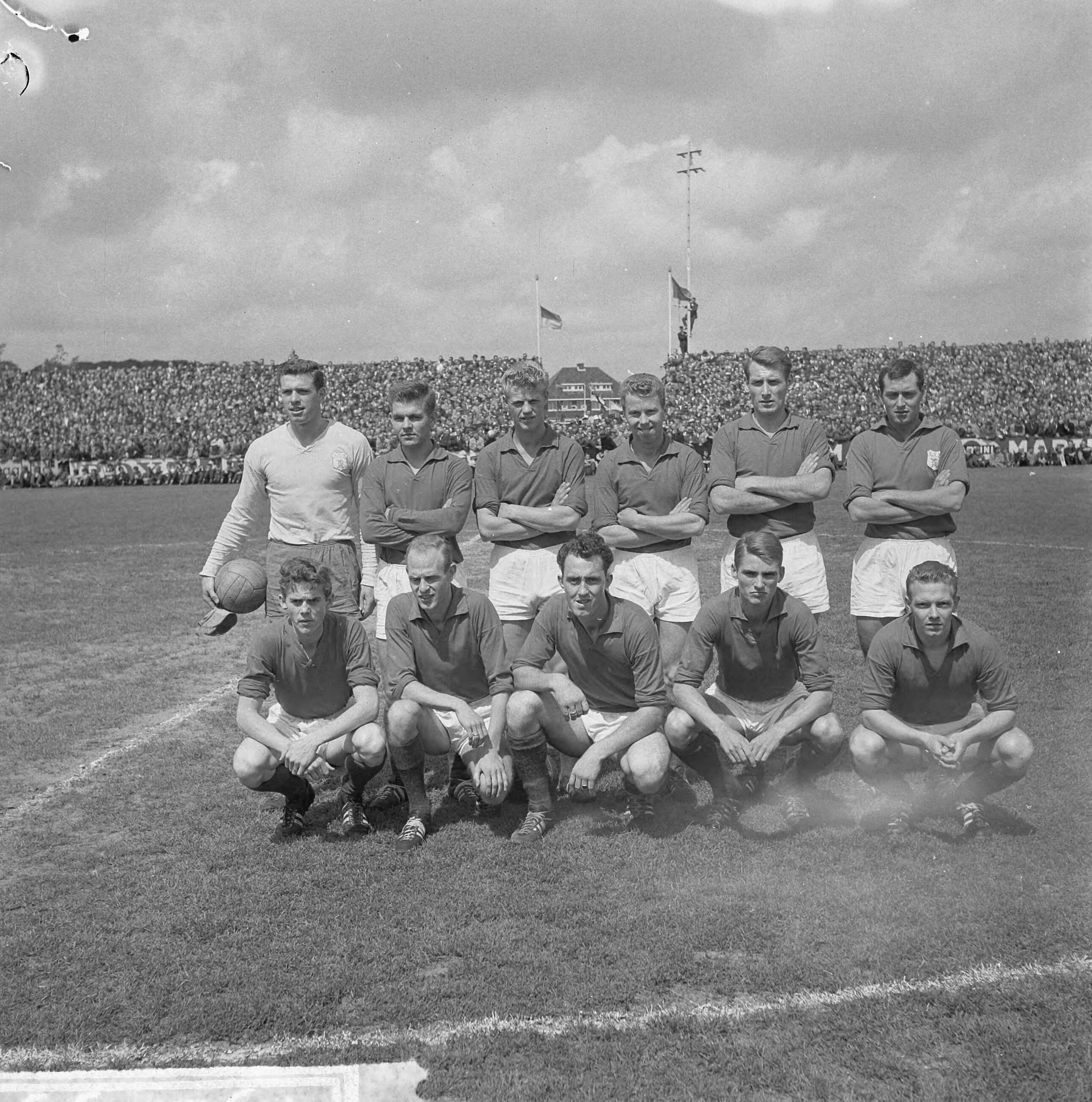 Fotocollectie Anefo — Voetbal. Beslissingswedstrijd promotie naar 1e Divisie. Haarlem tegen VSV 2-3. Het kampioenselftal van VSV — Foto: Nijs, Jac. de / Anefo. Licentie: Set B: Rechtenvrij / Publiek Domein. Bron: Nationaal Archief. http://hdl.handle.net/10648/aa3bfaee-d0b4-102d-bcf8-003048976d84