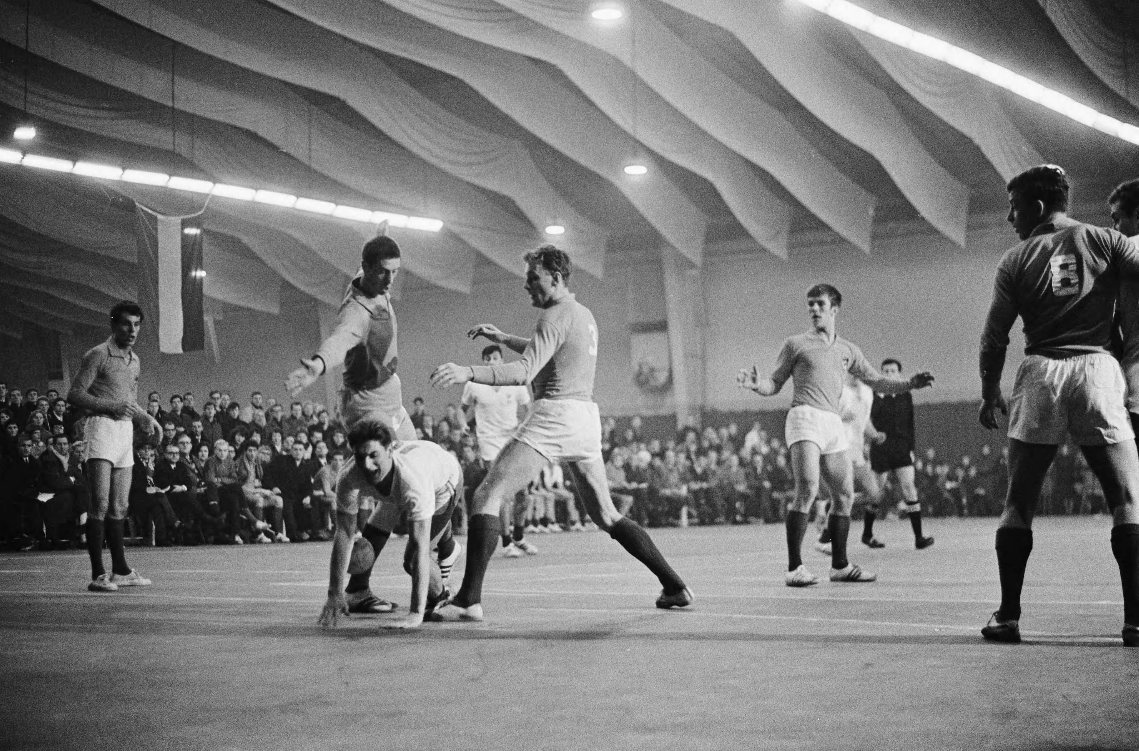 Fotocollectie Anefo — Zaalhandbal Nederland tegen Frankrijk (12-14) te Den Haag. Spelmoment, Franse aanval door R. Lambert, geheel links Jaap Bax — Foto: Gelderen, Hugo van / Anefo. Licentie: Set B: Rechtenvrij / Publiek Domein. Bron: Nationaal Archief. http://hdl.handle.net/10648/aa91a2be-d0b4-102d-bcf8-003048976d84