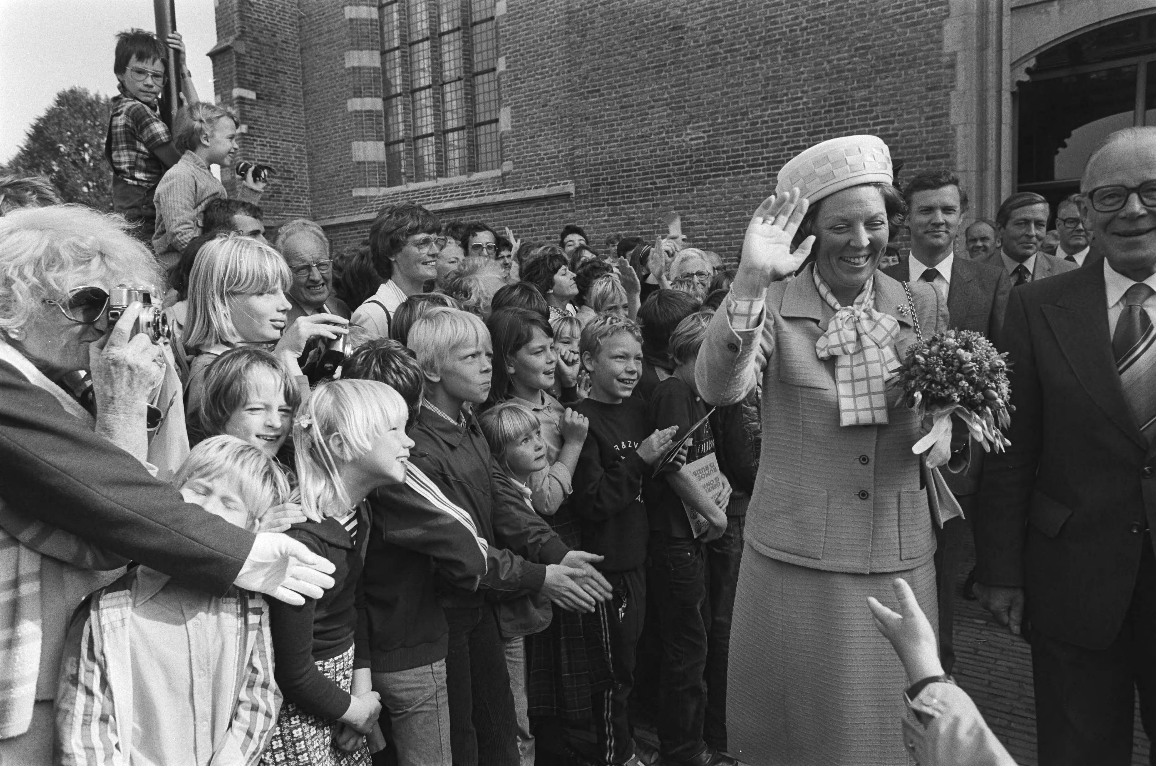 H.M. de Koningin en Prins Claus woonden viering 75-jarig bestaan van Ver. tot Behoud van Natuurmonumenten in Naarden bij — Natuurmonumenten|Beatrix (koningin Nederland)|Naarden|Noord-Holland|gebouwen |koninginnen |publiek — Foto: Dijk, Hans van / Anefo. Licentie: Set B: Rechtenvrij / Publiek Domein. Bron: Nationaal Archief. http://hdl.handle.net/10648/ace85850-d0b4-102d-bcf8-003048976d84