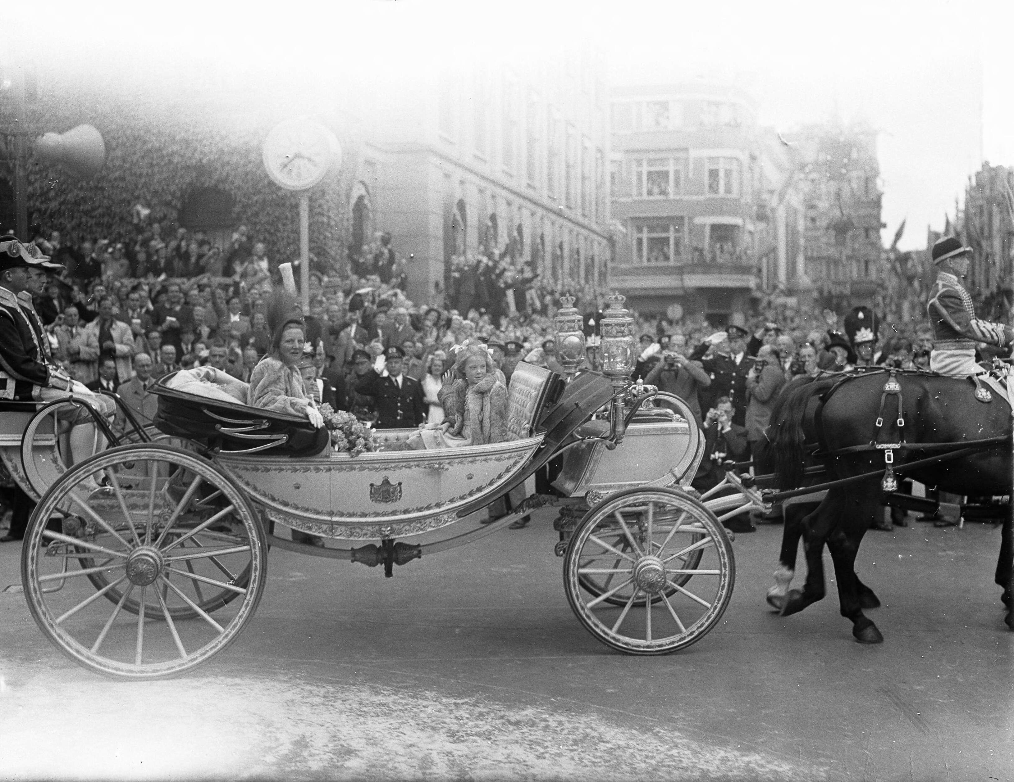 Intocht van koningin Juliana in Den Haag (1948) — Intocht Koningin Juliana in Den Haag. Calèche met de koninklijke familie — Foto: Steenkamp, […] / Anefo. Licentie: Set B: Rechtenvrij / Publiek Domein. Bron: Nationaal Archief. http://hdl.handle.net/10648/a8bd3a2a-d0b4-102d-bcf8-003048976d84