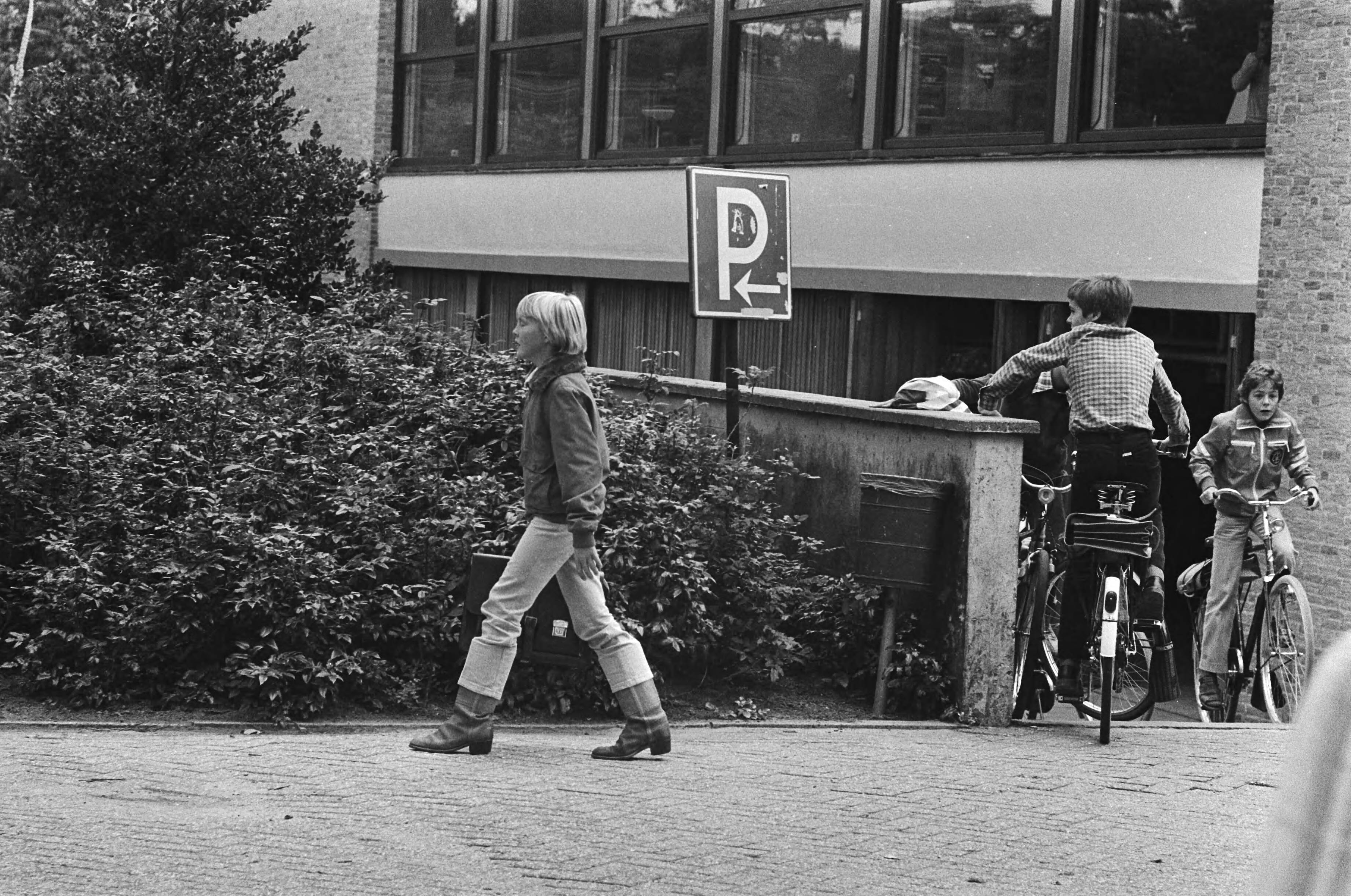 Fotocollectie Anefo — Prins Willem-Alexander (l) verlaat het Baarnsch Lyceum waar hij een introductiedag voor eersteklas leerlingen bijwoonde — Foto: Bogaerts, Rob / Anefo. Licentie: Set B: Rechtenvrij / Publiek Domein. Bron: Nationaal Archief. http://hdl.handle.net/10648/accf7eac-d0b4-102d-bcf8-003048976d84