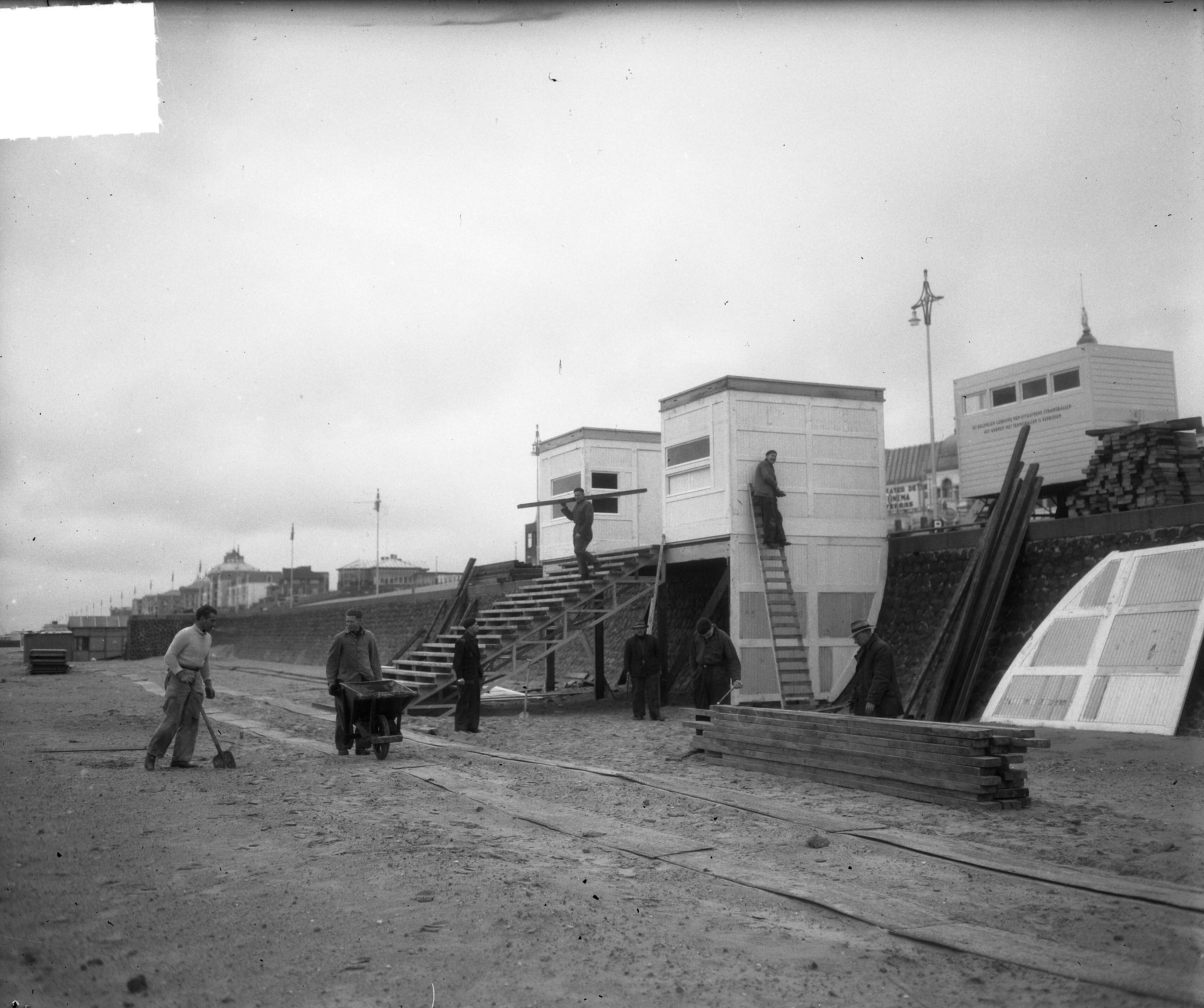 Fotocollectie Anefo — Opbouw Volkszeebad Scheveningen — Foto: Duinen, H. van / Anefo. Licentie: Set B: Rechtenvrij / Publiek Domein. Bron: Nationaal Archief. http://hdl.handle.net/10648/a8e8b768-d0b4-102d-bcf8-003048976d84