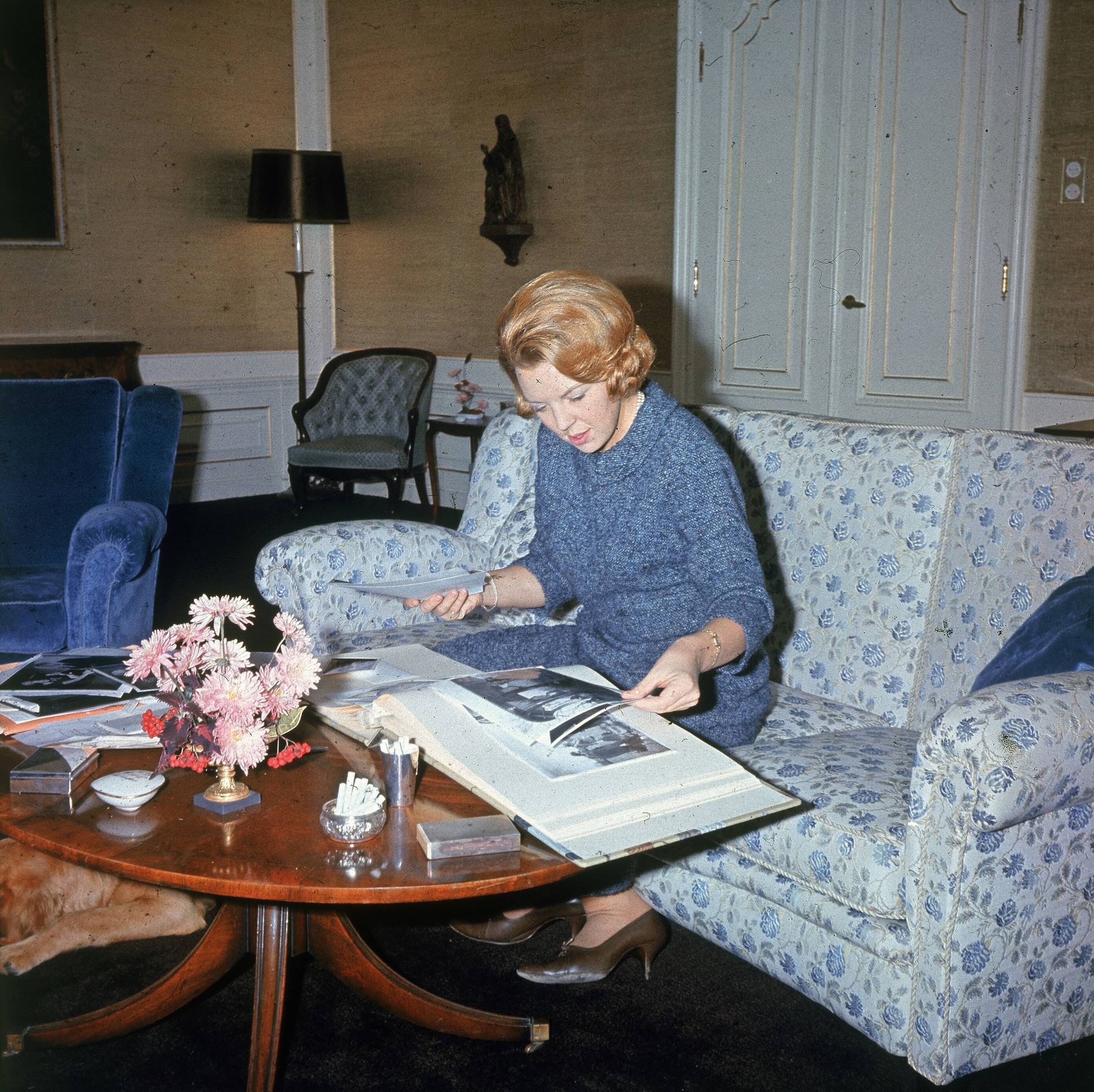 Fotocollectie RVD / Koninklijk Huis — Prinses Beatrix met fotoalbum in Kasteel Drakensteyn — Foto: Reijken, Tiemen van der / RVD. Licentie: Set B: Rechtenvrij / Publiek Domein. Bron: Nationaal Archief. http://hdl.handle.net/10648/afb0e886-d0b4-102d-bcf8-003048976d84