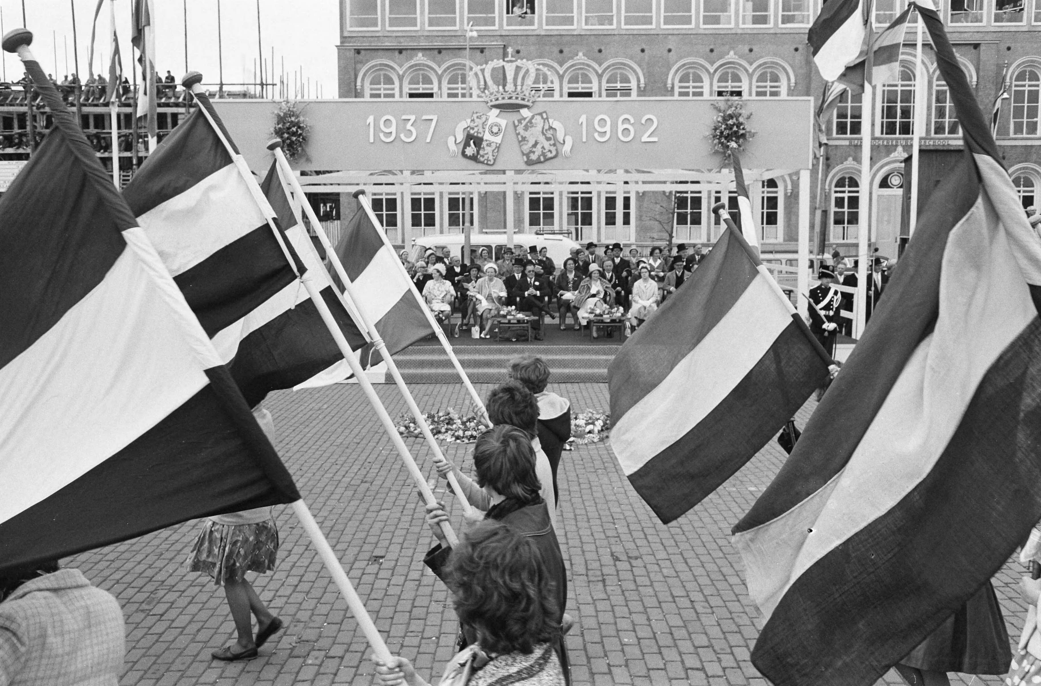 Koninklijk bezoek aan Groningen en Friesland (1962) — Koninklijk bezoek aan Leeuwarden — Foto: Pot, Harry / Anefo. Licentie: Set B: Rechtenvrij / Publiek Domein. Bron: Nationaal Archief. http://hdl.handle.net/10648/aa06f13c-d0b4-102d-bcf8-003048976d84