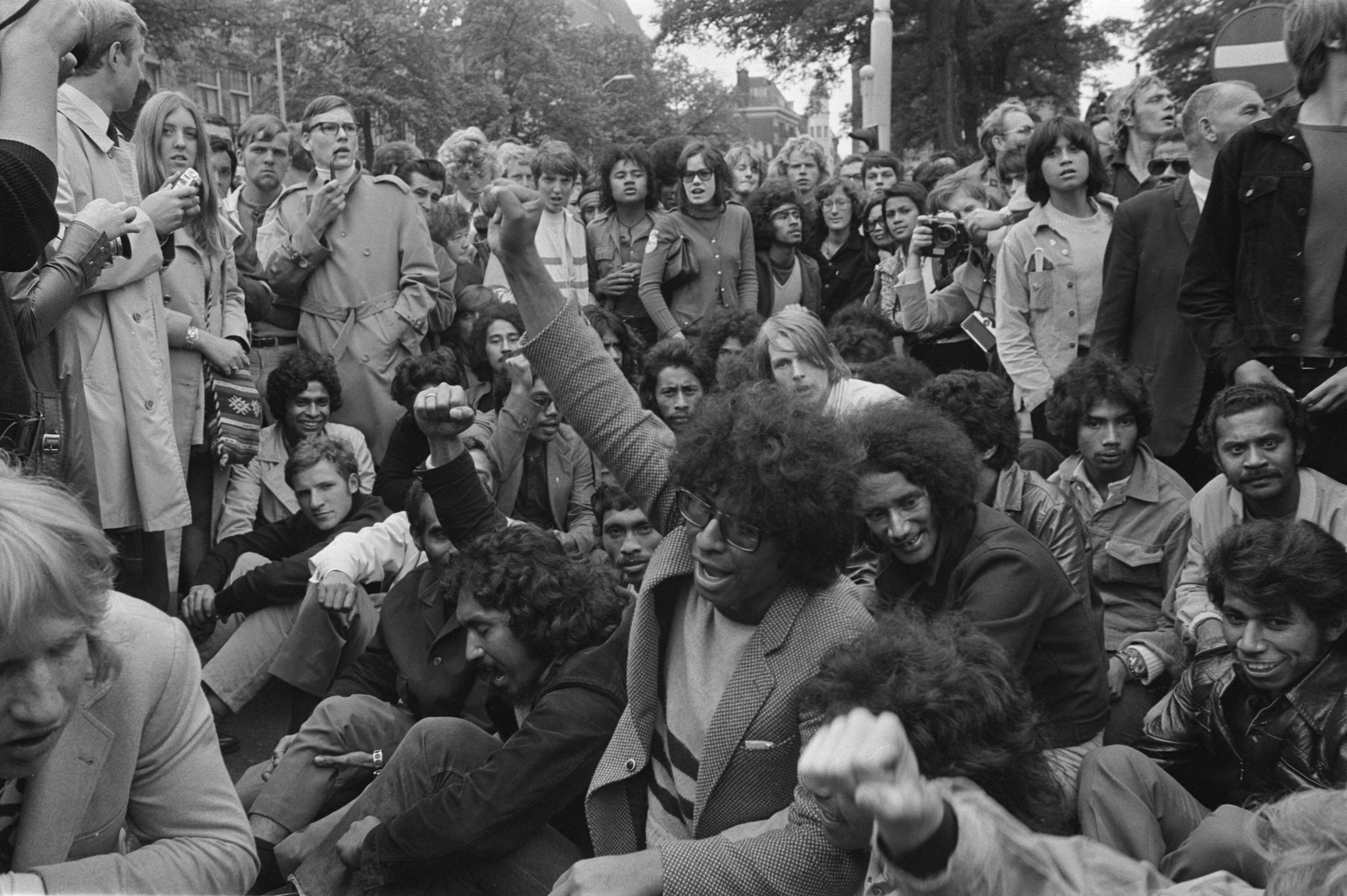 Fotocollectie Anefo — Demonstrerende Zuid-Molukkers worden door politie weggestuurd op Buitenhof, Den Haag — Foto: Koch, Eric / Anefo. Licentie: Set B: Rechtenvrij / Publiek Domein. Bron: Nationaal Archief. http://hdl.handle.net/10648/aba23240-d0b4-102d-bcf8-003048976d84