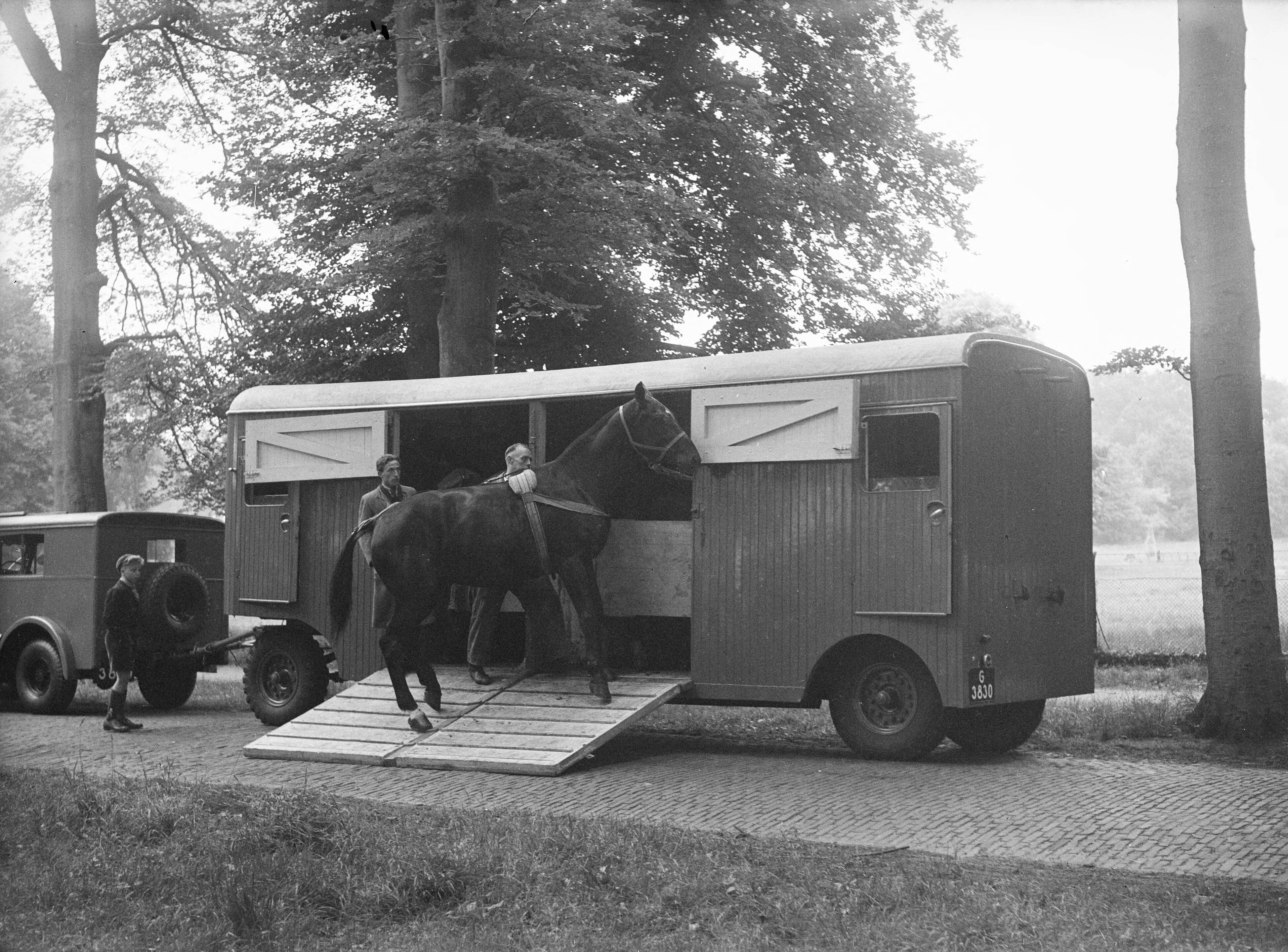 Fotocollectie Anefo — Springconcours te Bussum. De nieuwe paardenwagen van de ARM — Foto: Sagers, Harry / Anefo. Licentie: Set B: Rechtenvrij / Publiek Domein. Bron: Nationaal Archief. http://hdl.handle.net/10648/a8a96004-d0b4-102d-bcf8-003048976d84
