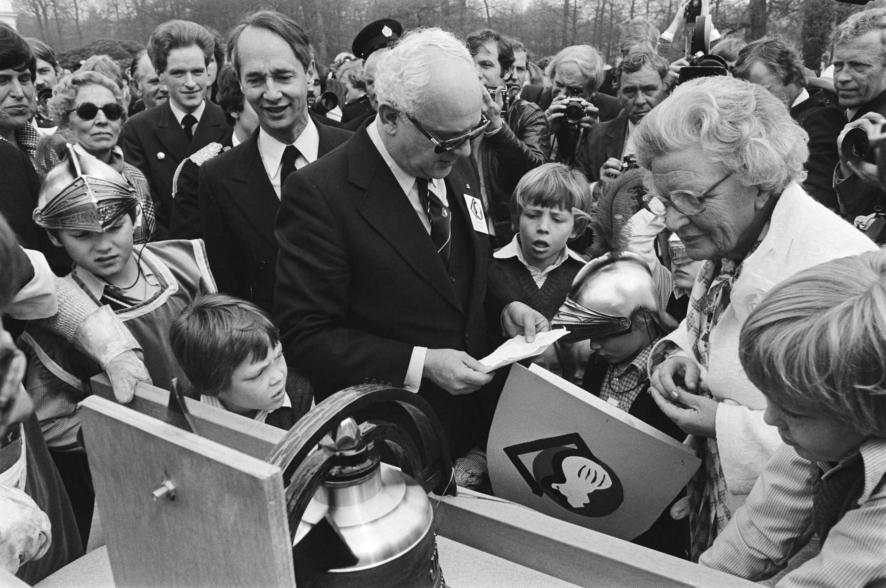 Fotocollectie Anefo — Defile Soestdijk 78 — Foto: Verhoeff, Bert / Anefo. Licentie: Set B: Rechtenvrij / Publiek Domein. Bron: Nationaal Archief. http://hdl.handle.net/10648/acb1b52a-d0b4-102d-bcf8-003048976d84