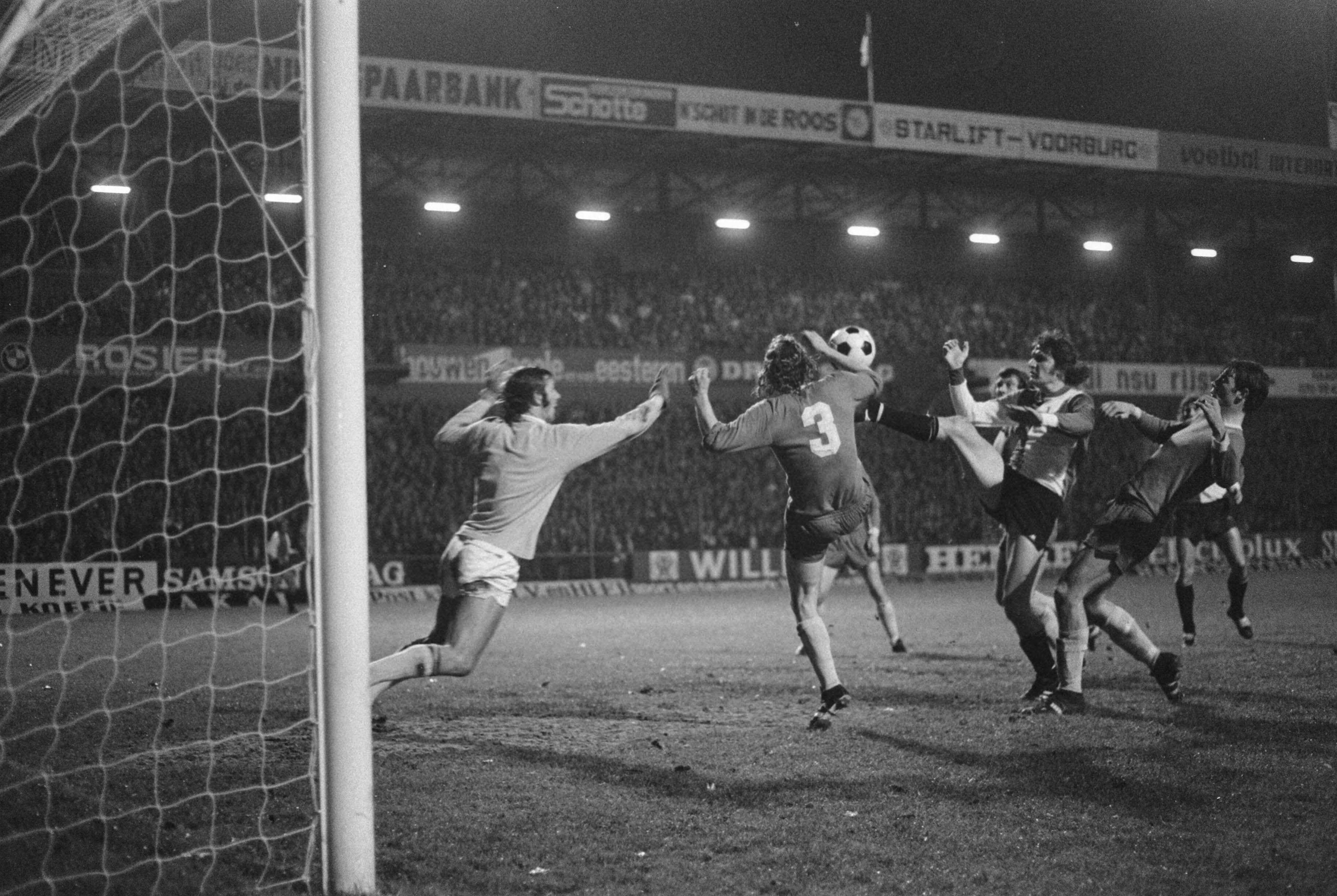 Fotocollectie Anefo — Den Haag tegen Feyenoord 3-3, Schoenmaker (2e van rechts in actie, links keeper Thie — Foto: Peters, Hans / Anefo. Licentie: Set B: Rechtenvrij / Publiek Domein. Bron: Nationaal Archief. http://hdl.handle.net/10648/ac59725c-d0b4-102d-bcf8-003048976d84