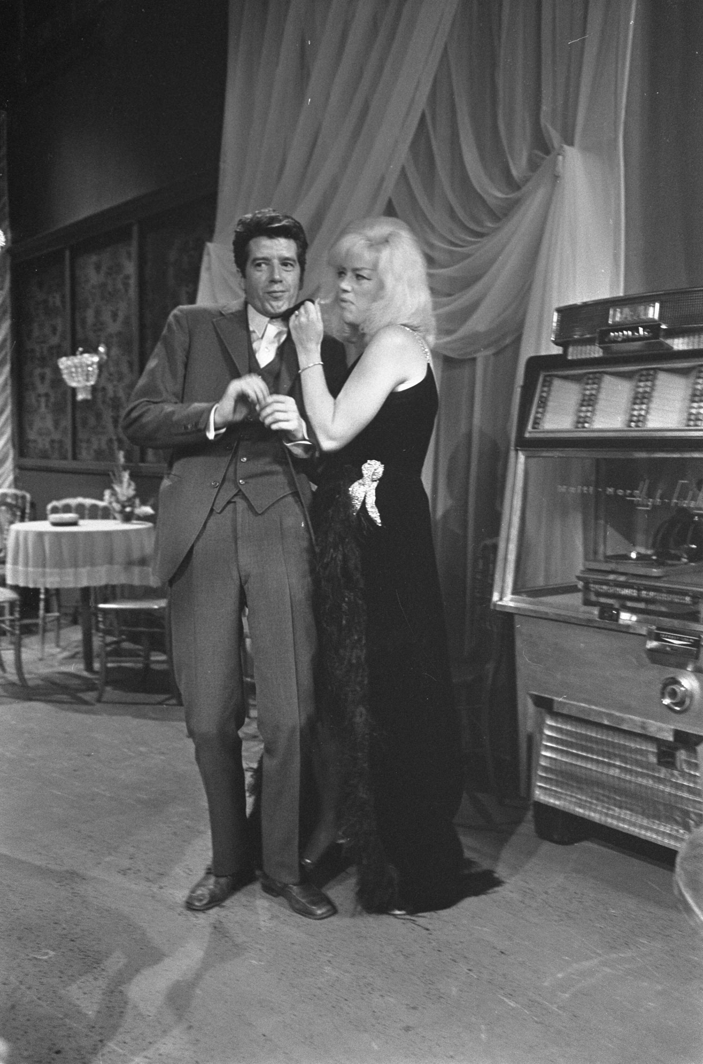 Diana Dors in de Rudi Carrell show — Rudi Carrell en Diana Dors tijdens de repetitie van de show — Foto: Fotograaf Onbekend / Anefo. Licentie: Set B: Rechtenvrij / Publiek Domein. Bron: Nationaal Archief. http://hdl.handle.net/10648/ab517fee-d0b4-102d-bcf8-003048976d84