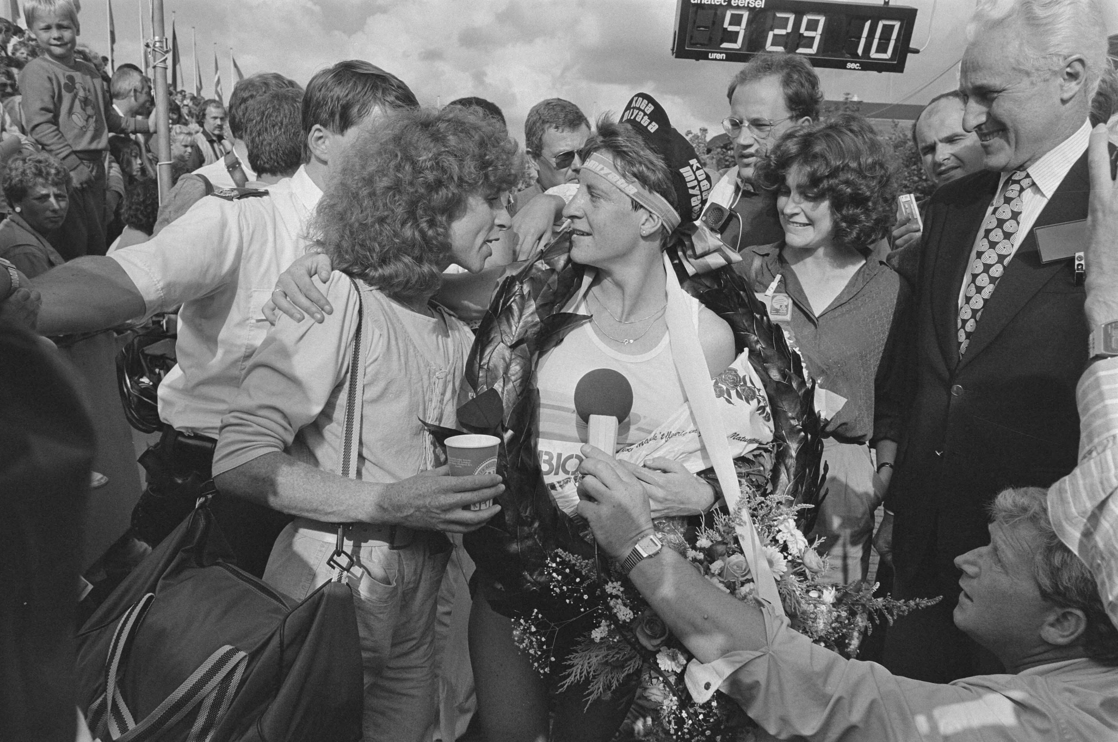 Fotocollectie Anefo — EK triathlon in Almere; Nieuwzeelandse Erin Baker , de beste vrouw, na de finish — Foto: Vollebregt, Sjakkelien / Anefo. Licentie: Set B: Rechtenvrij / Publiek Domein. Bron: Nationaal Archief. http://hdl.handle.net/10648/ad496316-d0b4-102d-bcf8-003048976d84