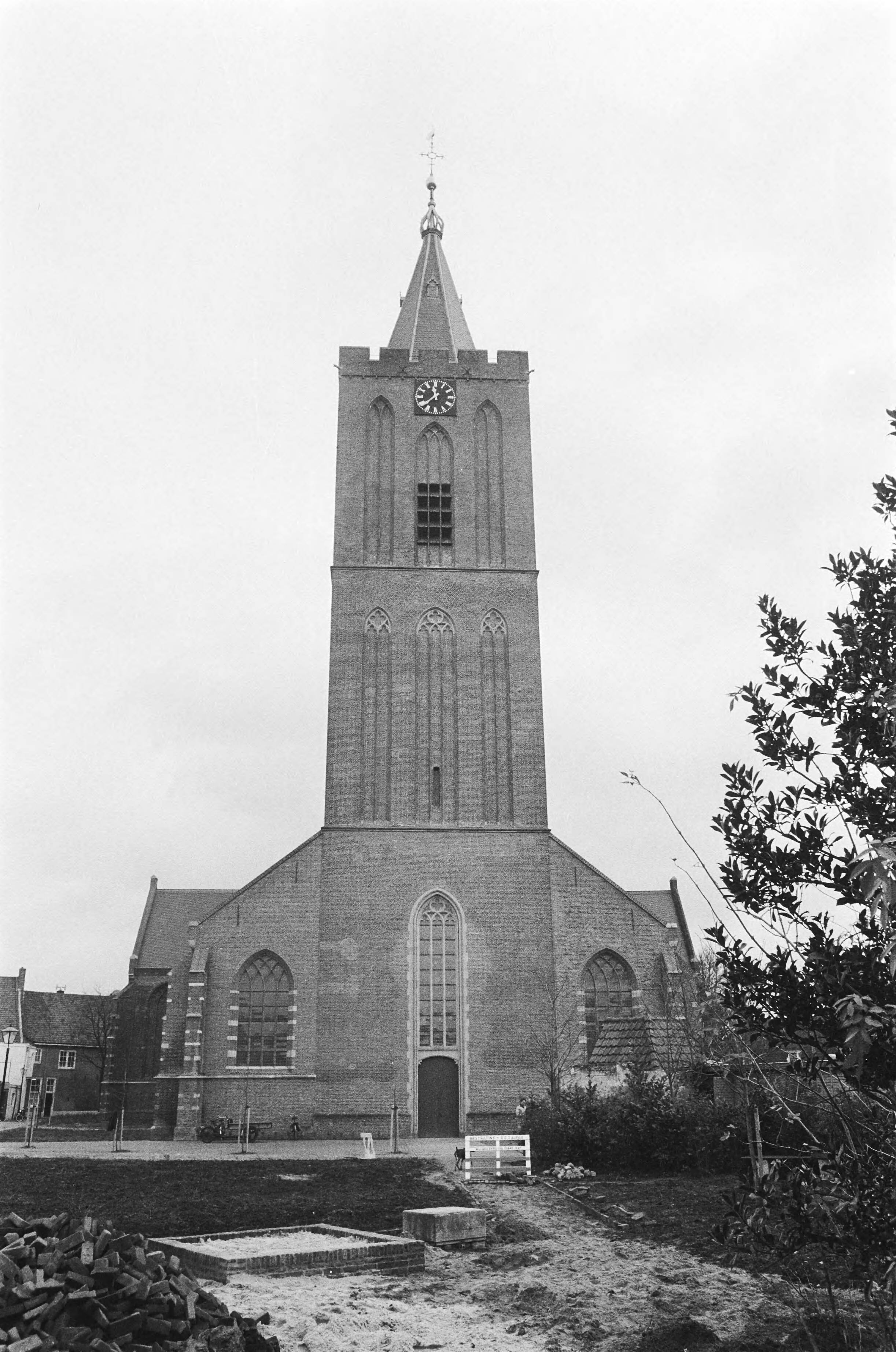 Fotocollectie Anefo — Grote of St. Vituskerk in Naarden gerestaureerd; exterieur kerk — Foto: Verhoeff, Bert / Anefo. Licentie: Set B: Rechtenvrij / Publiek Domein. Bron: Nationaal Archief. http://hdl.handle.net/10648/acc01d22-d0b4-102d-bcf8-003048976d84