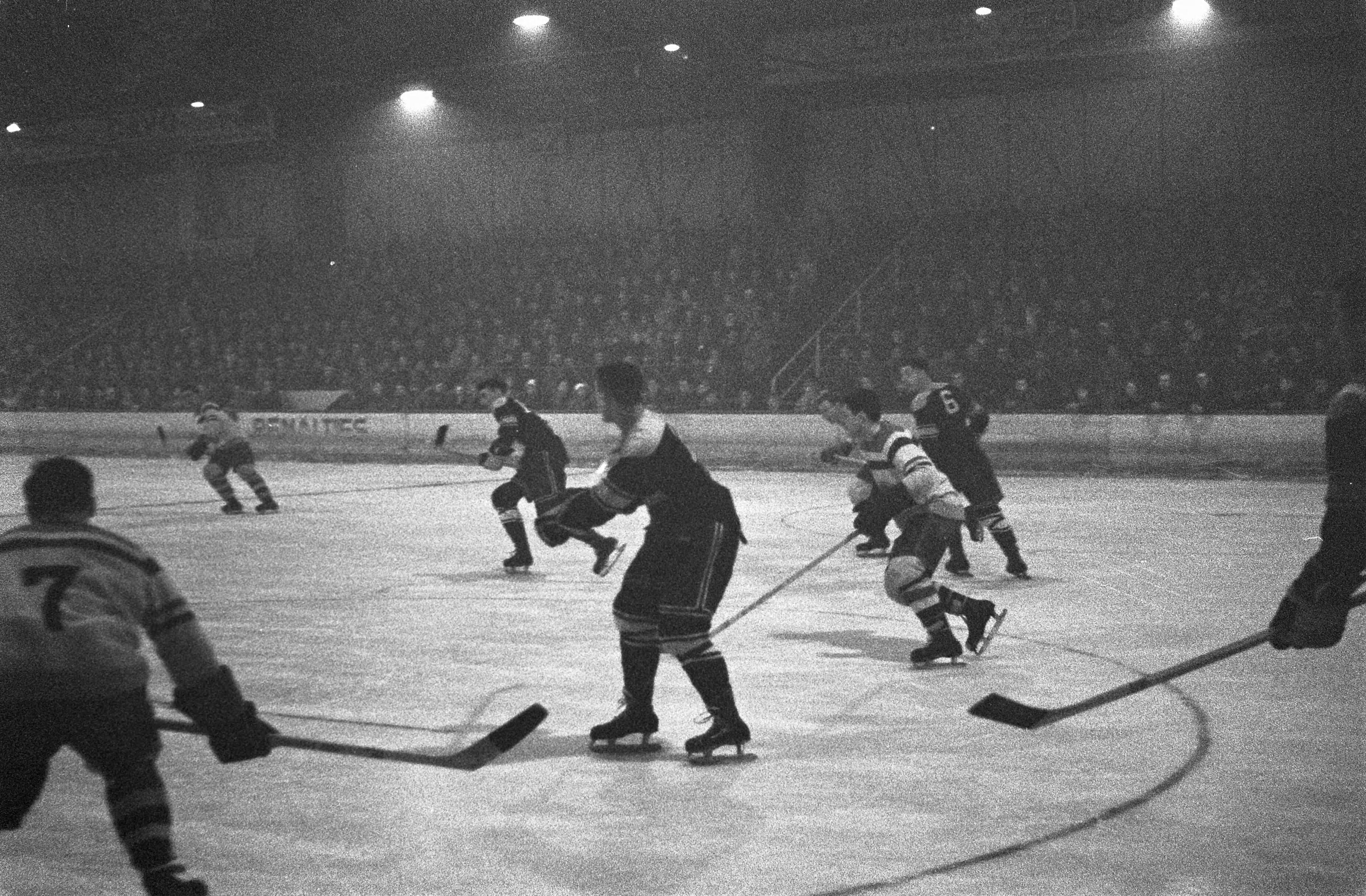 Fotocollectie Anefo — IJshockey. HIJS HOKIJK (HHIJC) Den Haag tegen een Canadees legerteam "Eagles" uit Frankrijk in Den Haag (8-8). Spelmoment — Foto: Pot, Harry / Anefo. Licentie: Set B: Rechtenvrij / Publiek Domein. Bron: Nationaal Archief. http://hdl.handle.net/10648/a9c60aaa-d0b4-102d-bcf8-003048976d84