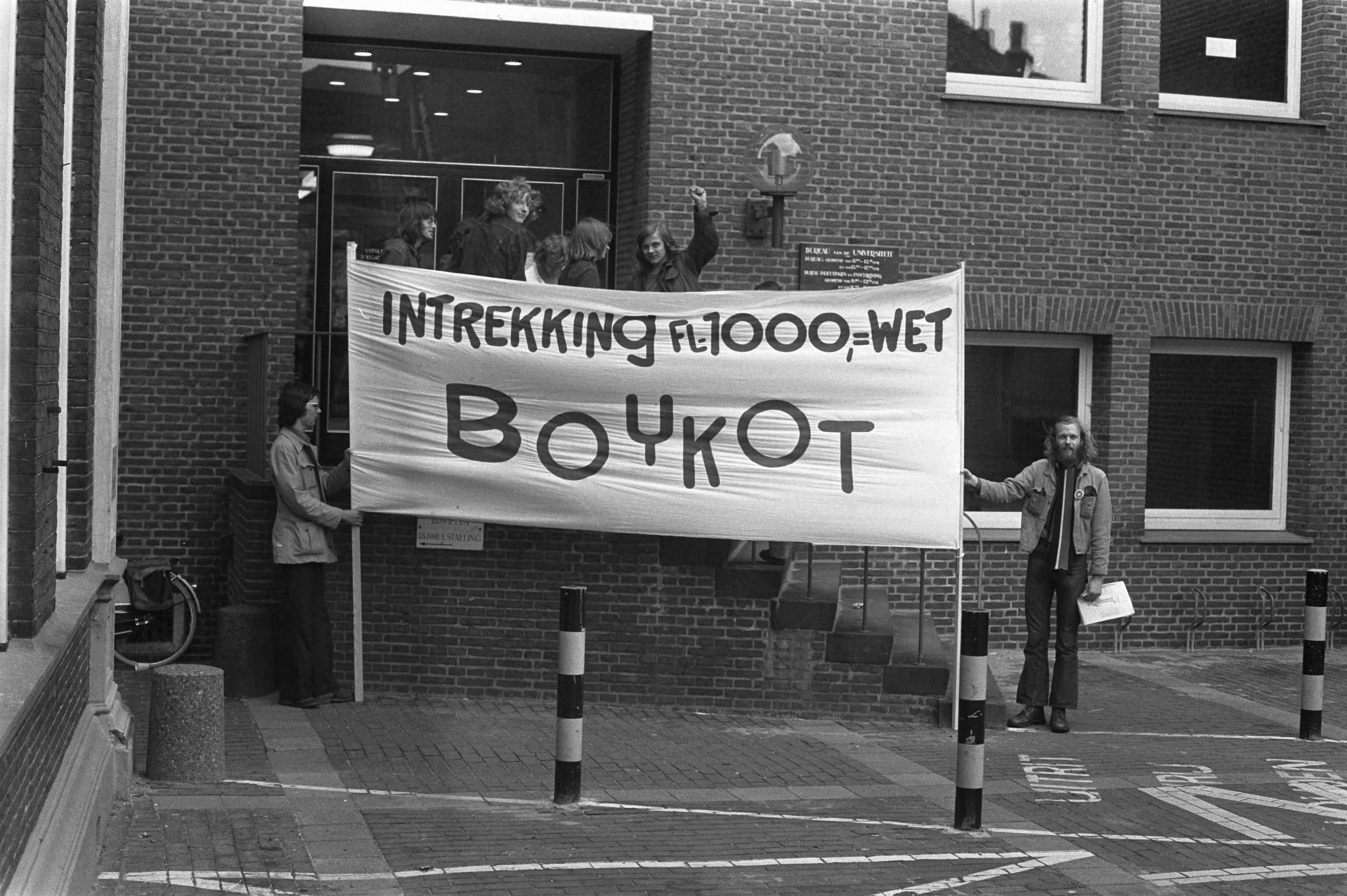 Fotocollectie Anefo — Studenten in Groningen boycotten inschrijving i.v.m. duizend gulden collegegeld — Foto: Verhoeff, Bert / Anefo. Licentie: Set B: Rechtenvrij / Publiek Domein. Bron: Nationaal Archief. http://hdl.handle.net/10648/abf39770-d0b4-102d-bcf8-003048976d84