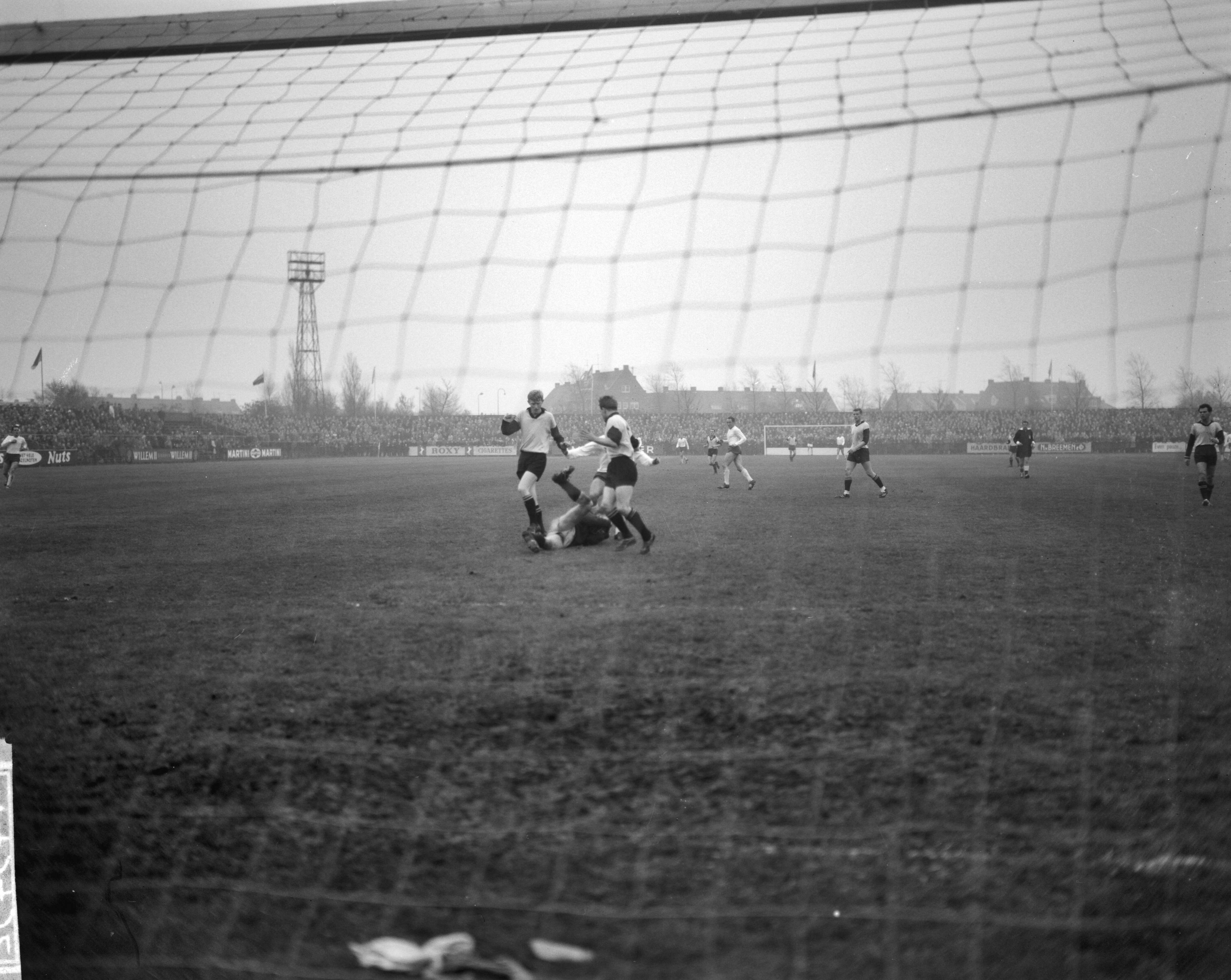 Fotocollectie Anefo — Voetbal. Haarlem tegen 't Gooi 2-0. Spelmoment — Foto: Bilsen, Joop van / Anefo. Licentie: Set B: Rechtenvrij / Publiek Domein. Bron: Nationaal Archief. http://hdl.handle.net/10648/aa202986-d0b4-102d-bcf8-003048976d84