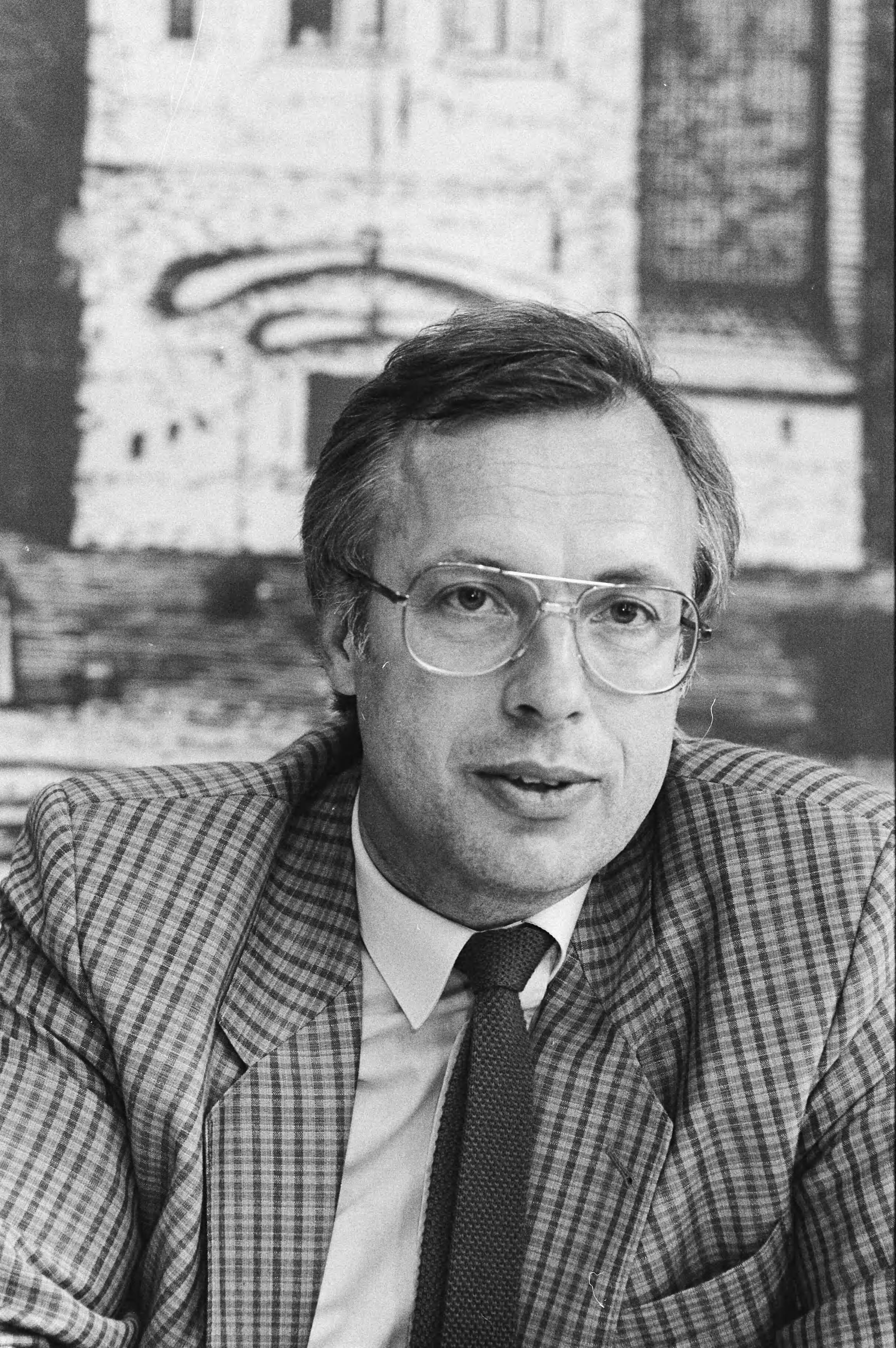 Fotocollectie Anefo — Persconferentie Vereniging Milieudefensie in Den Haag ; de heer Donia , voorzitter Consumentencontact, kop — Foto: Bogaerts, Rob / Anefo. Licentie: Set B: Rechtenvrij / Publiek Domein. Bron: Nationaal Archief. http://hdl.handle.net/10648/ad54143c-d0b4-102d-bcf8-003048976d84