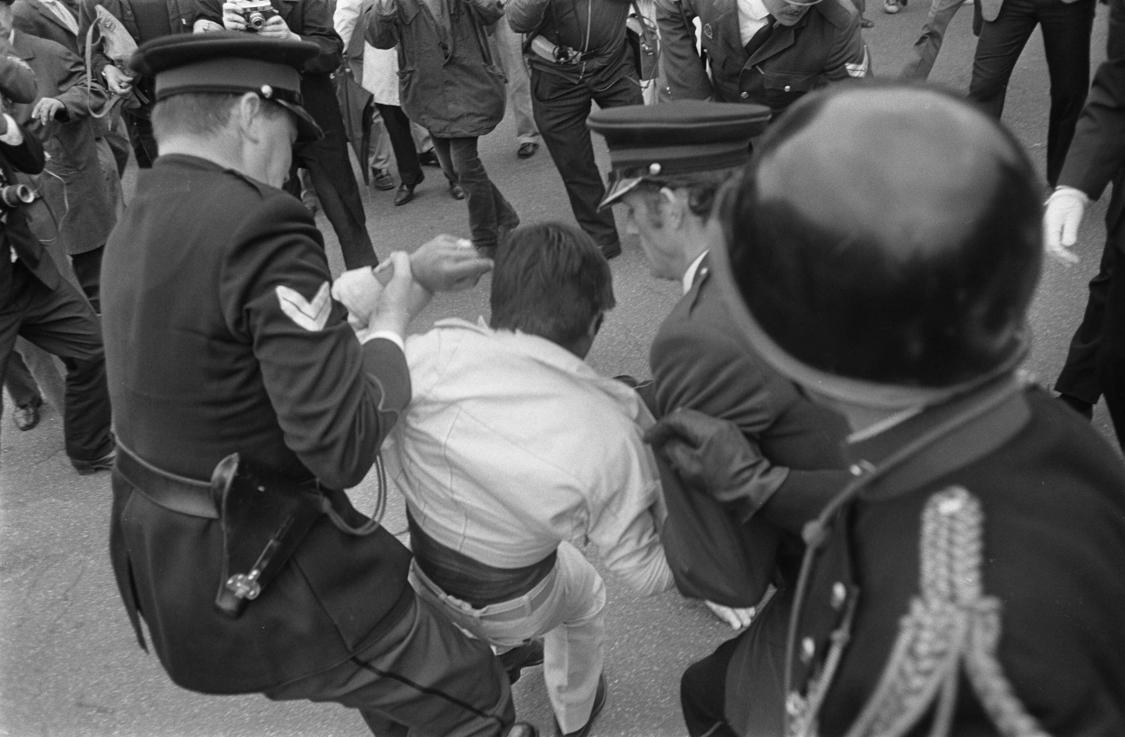 Fotocollectie Anefo — Demonstrerende Zuid-Molukkers worden door politie weggestuurd op Buitenhof, Den Haag — Foto: Koch, Eric / Anefo. Licentie: Set B: Rechtenvrij / Publiek Domein. Bron: Nationaal Archief. http://hdl.handle.net/10648/aba22e44-d0b4-102d-bcf8-003048976d84