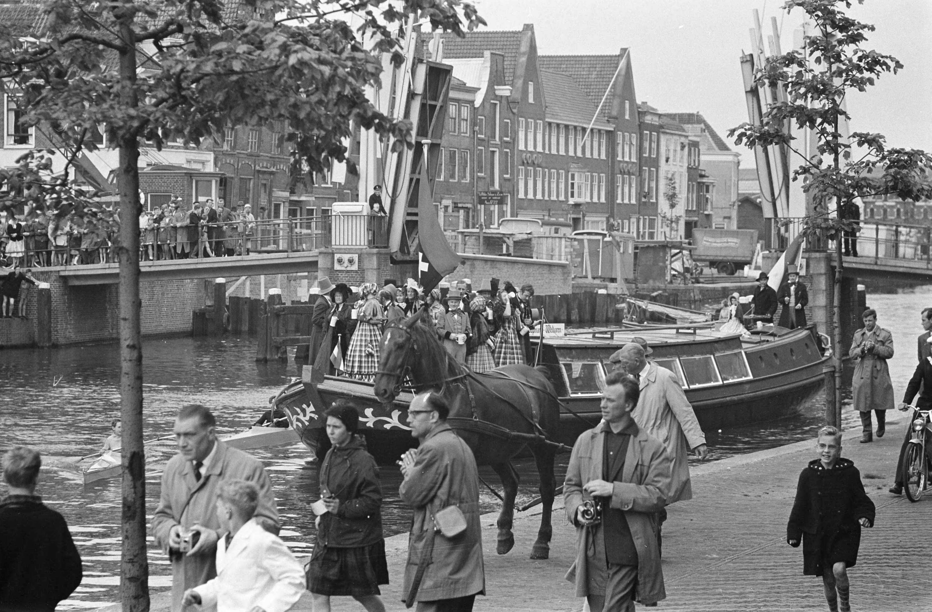 Trekschuit naar Haarlem — Trekschuit naar Haarlem. De trekschuit komt Haarlem binnen — Foto: Rossem, Wim van / Anefo. Licentie: Set B: Rechtenvrij / Publiek Domein. Bron: Nationaal Archief. http://hdl.handle.net/10648/a9d7268c-d0b4-102d-bcf8-003048976d84