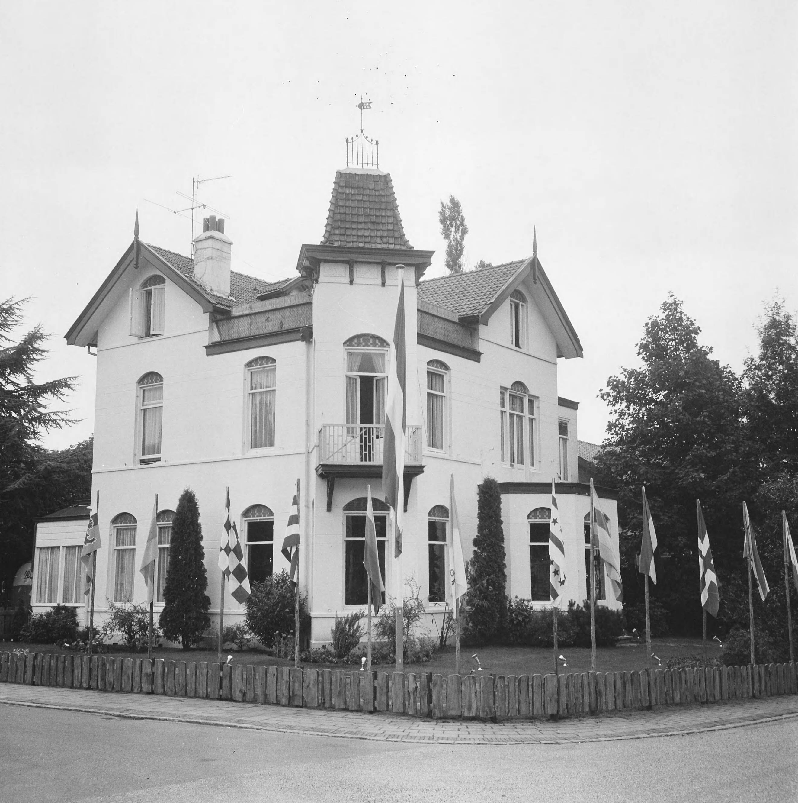 Fotocollectie Anefo — Artiesten-societeit te Hilversum geopend, exterieur societeit te Hilversum — Foto: Nijs, Jac. de / Anefo. Licentie: Set B: Rechtenvrij / Publiek Domein. Bron: Nationaal Archief. http://hdl.handle.net/10648/aabed57c-d0b4-102d-bcf8-003048976d84