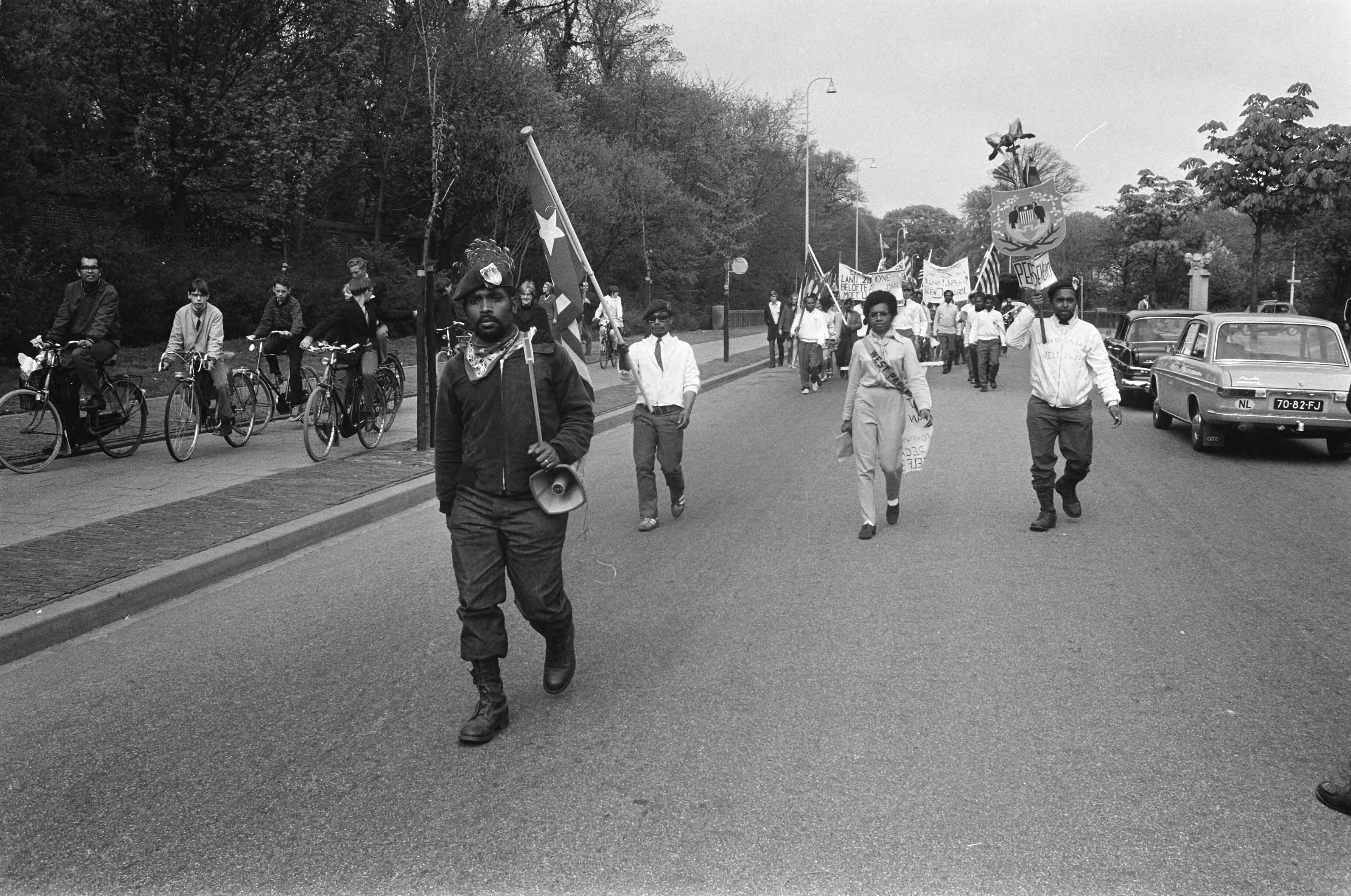 Fotocollectie Anefo — Demonstratie van Papoea's in Den Haag met spandoeken — Foto: Koch, Eric / Anefo. Licentie: Set B: Rechtenvrij / Publiek Domein. Bron: Nationaal Archief. http://hdl.handle.net/10648/ab688dd8-d0b4-102d-bcf8-003048976d84