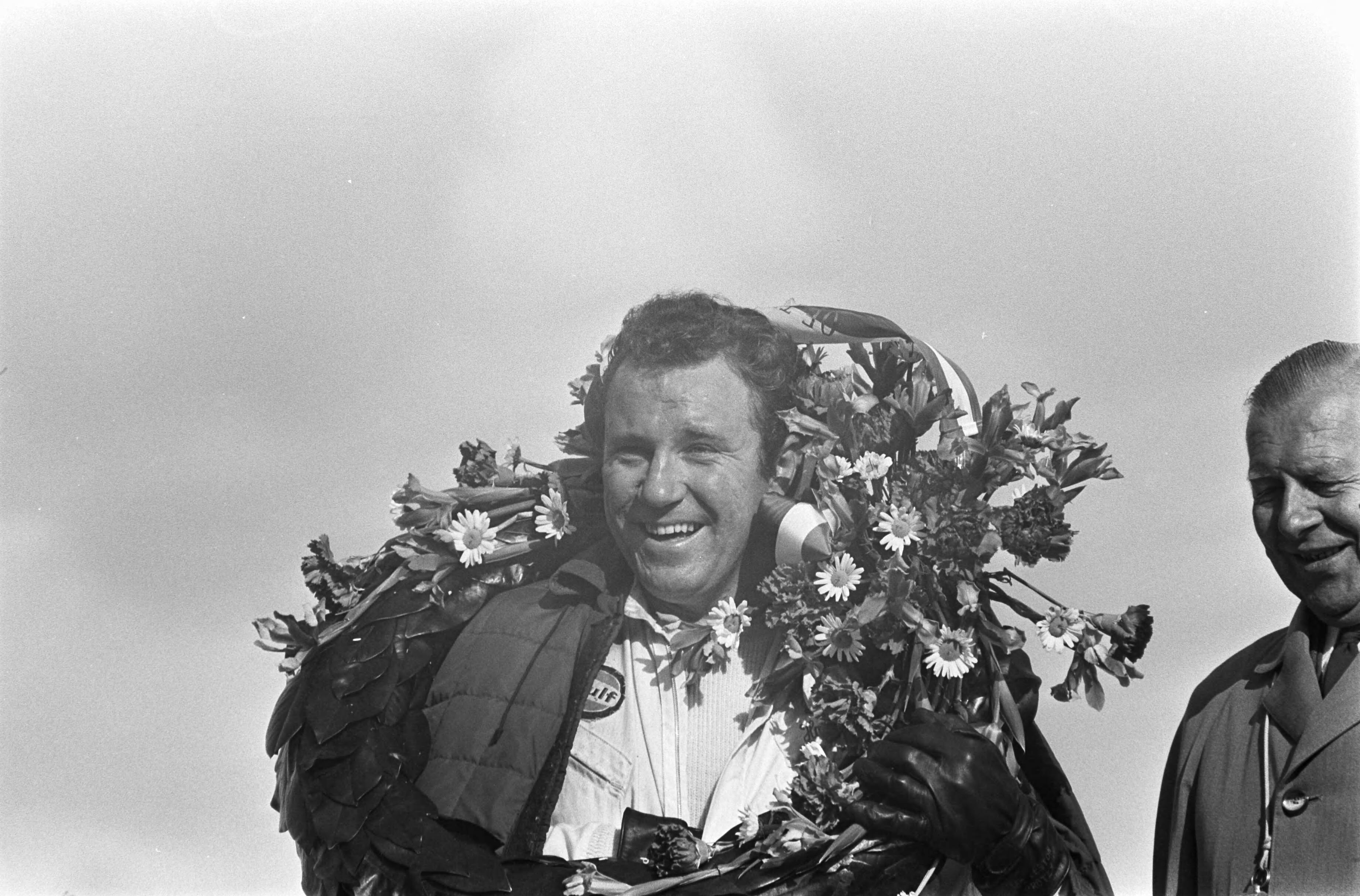 Fotocollectie Anefo — Trophy of the Dunes te Zandvoort. Op kop winnaar Paul Hawkins (nummer 1) — Foto: Koch, Eric / Anefo. Licentie: Set B: Rechtenvrij / Publiek Domein. Bron: Nationaal Archief. http://hdl.handle.net/10648/ab408f0e-d0b4-102d-bcf8-003048976d84
