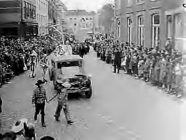 Fotocollectie Anefo — Carnavaloptocht in Maastricht — Foto: Rossem, Wim van / Anefo. Licentie: Set B: Rechtenvrij / Publiek Domein. Bron: Nationaal Archief. http://hdl.handle.net/10648/a9759ce6-d0b4-102d-bcf8-003048976d84