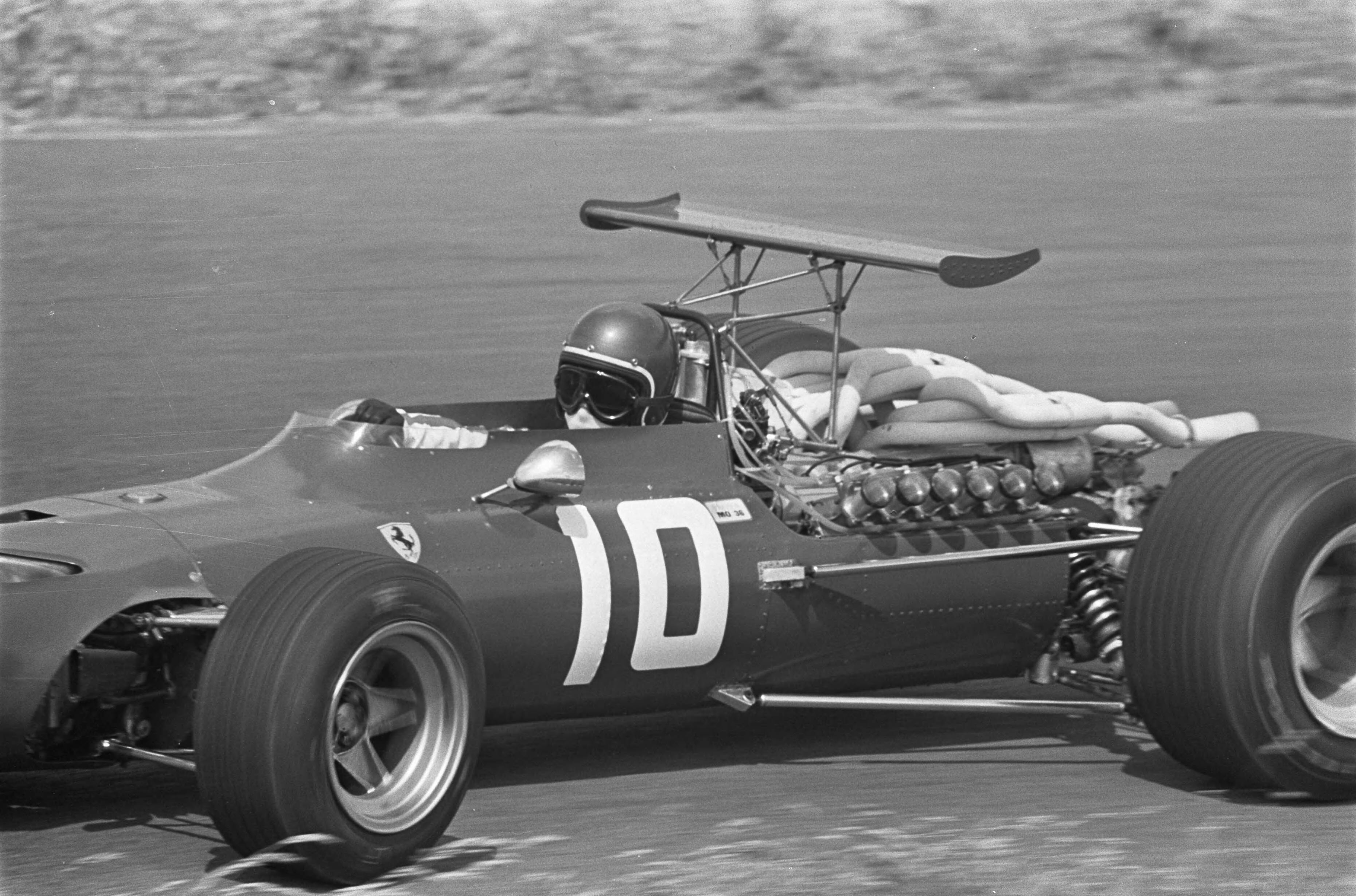 Fotocollectie Anefo — Grand Prix 68 Zandvoort training. Nummer 10 Jackie Ickx (Ferrari) — Foto: Evers, Joost / Anefo. Licentie: Set B: Rechtenvrij / Publiek Domein. Bron: Nationaal Archief. http://hdl.handle.net/10648/ab44baca-d0b4-102d-bcf8-003048976d84