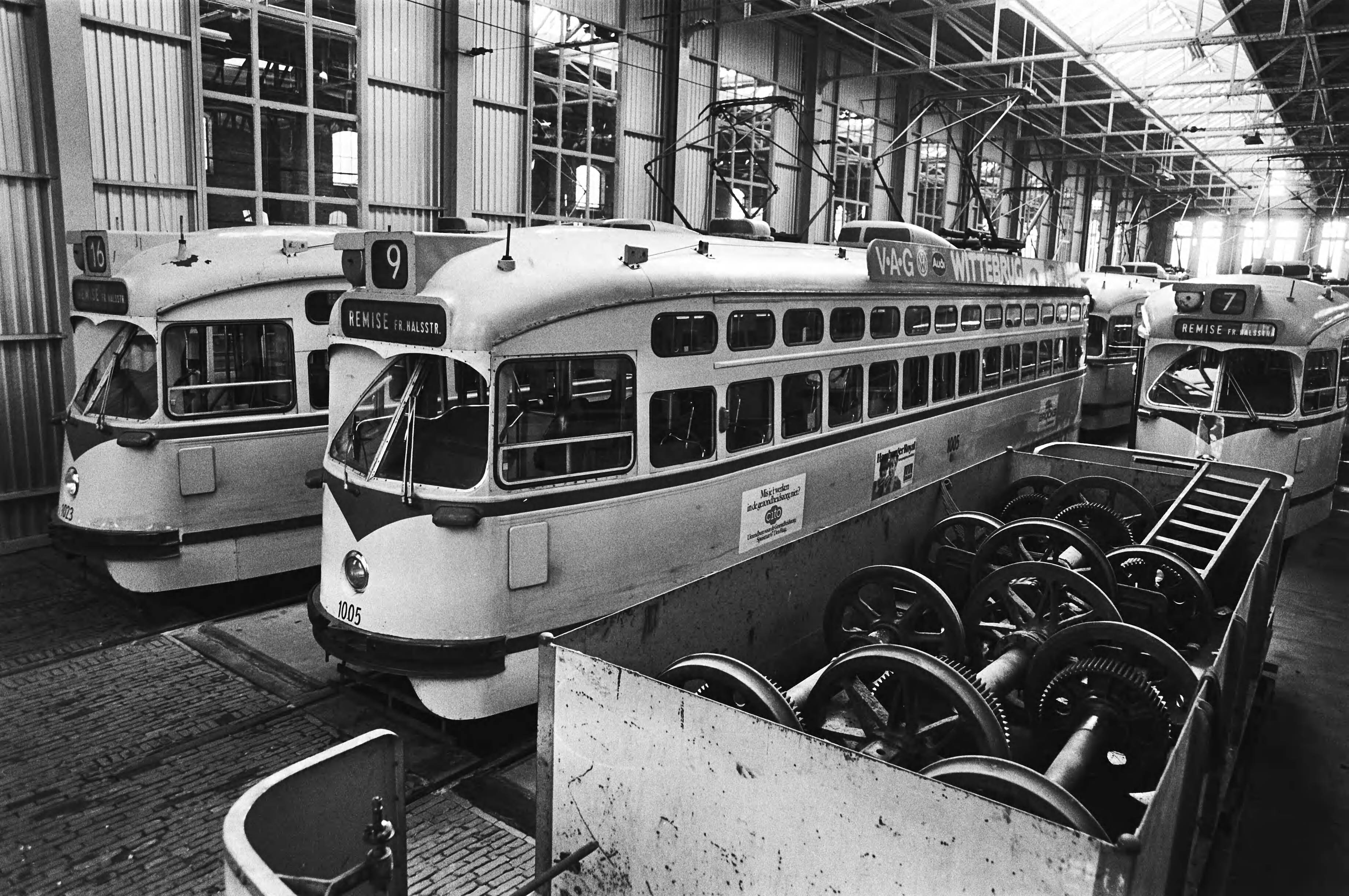 Fotocollectie Anefo — Personeel openbaar vervoer 5-daagse staking begonnen, stilstaande trams in een van de remises in Den Haag — Foto: Antonisse, Marcel / Anefo. Licentie: Set B: Rechtenvrij / Publiek Domein. Bron: Nationaal Archief. http://hdl.handle.net/10648/acfb3768-d0b4-102d-bcf8-003048976d84