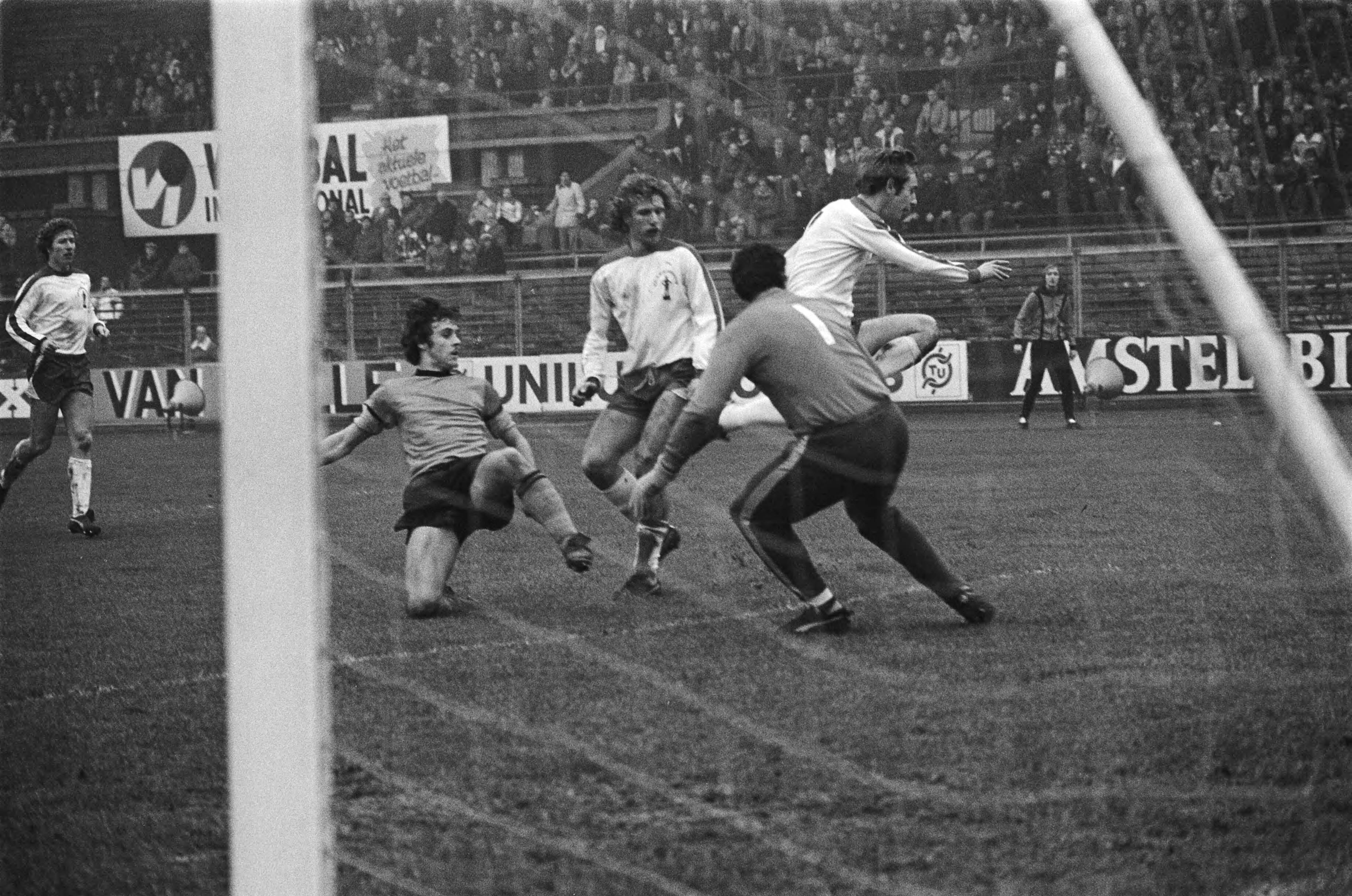 Fotocollectie Anefo — FC Amsterdam tegen Volendam 0-1, spelmomenten — Foto: Suyk, Koen / Anefo. Licentie: Set B: Rechtenvrij / Publiek Domein. Bron: Nationaal Archief. http://hdl.handle.net/10648/aca9b244-d0b4-102d-bcf8-003048976d84