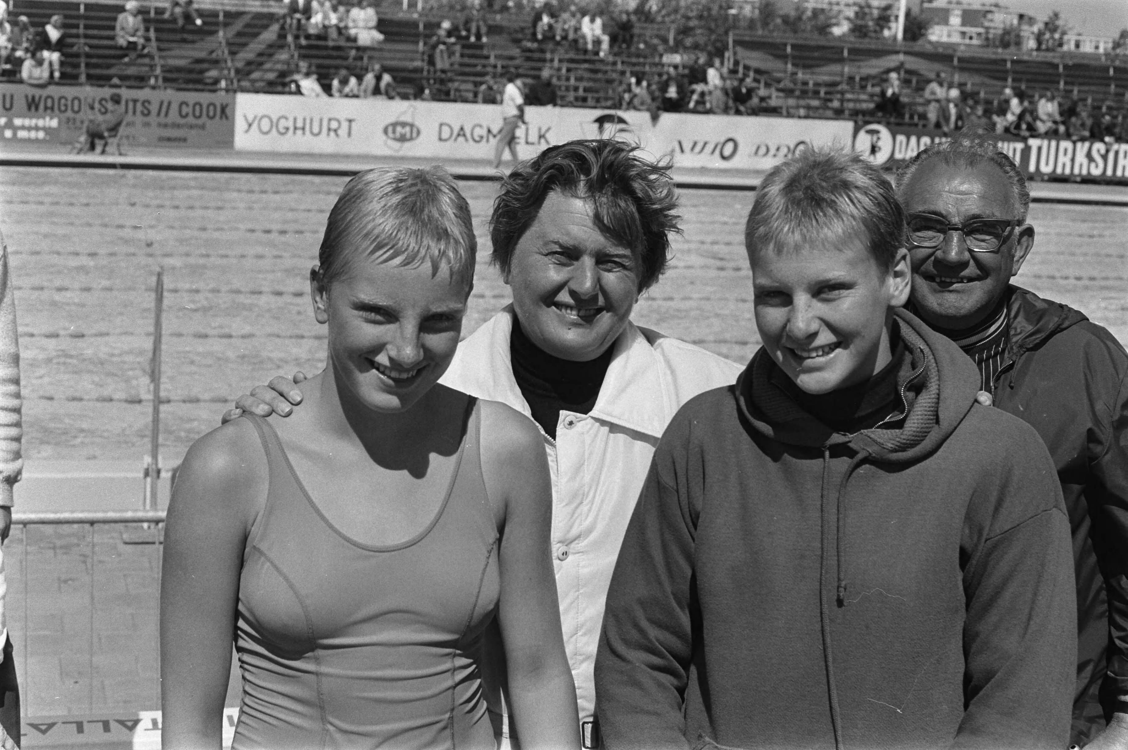 Fotocollectie Anefo — Nationale kampioenschappen zwemmen te Leeuwarden; v.l.n.r. Hansje Bunschoten , Wil Bunschoten (trainster Naarden), Linda de Boer (kop) — Foto: Verhoeff, Bert / Anefo. Licentie: Set B: Rechtenvrij / Publiek Domein. Bron: Nationaal Archief. http://hdl.handle.net/10648/ab9d2e58-d0b4-102d-bcf8-003048976d84