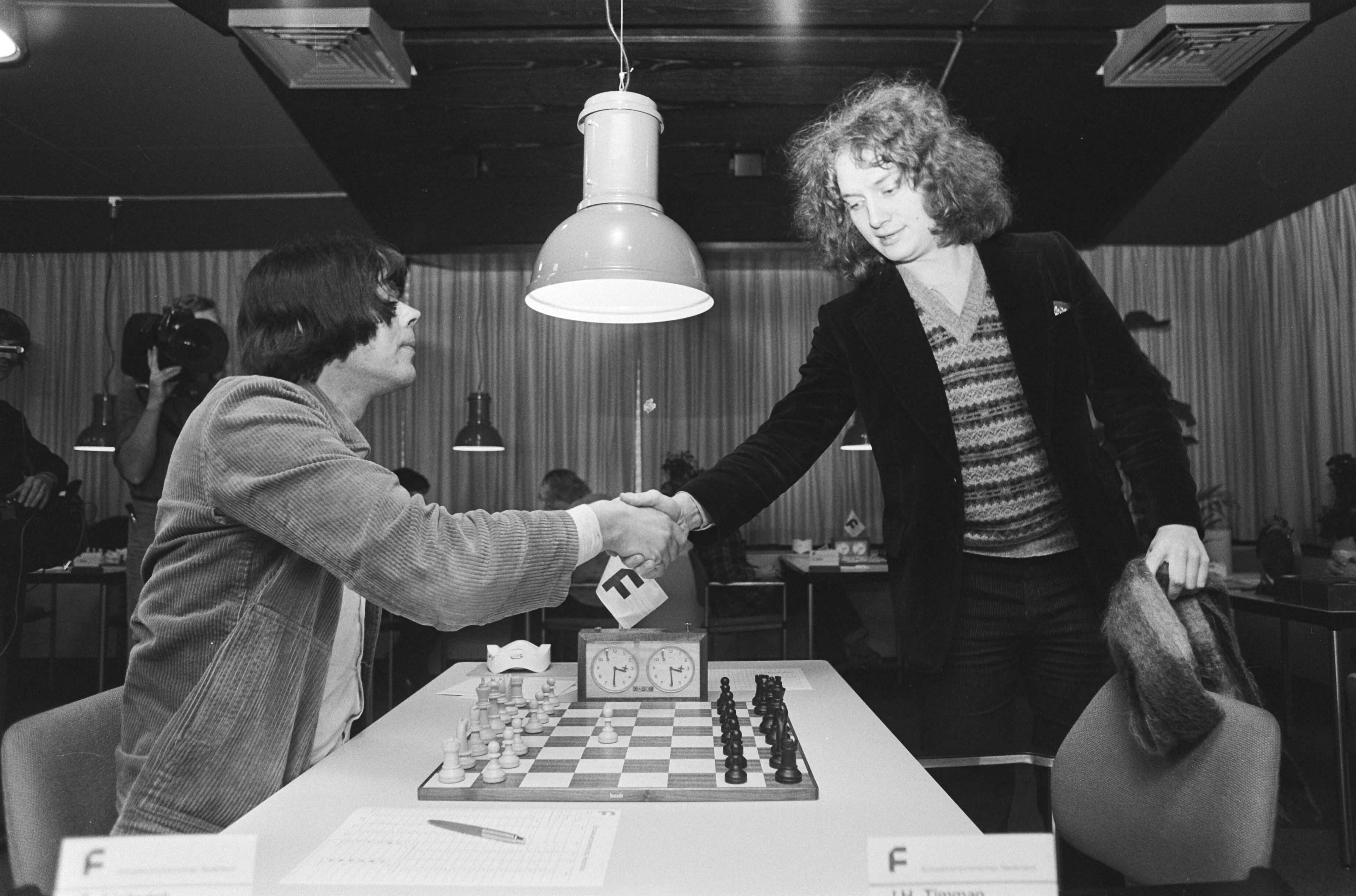 Nederlandse Kampioenschappen Schaken te Leeuwarden — Ligterink (links) schudt Timman de hand — Foto: Croes, Rob C. / Anefo. Licentie: Set B: Rechtenvrij / Publiek Domein. Bron: Nationaal Archief. http://hdl.handle.net/10648/acc65fd4-d0b4-102d-bcf8-003048976d84