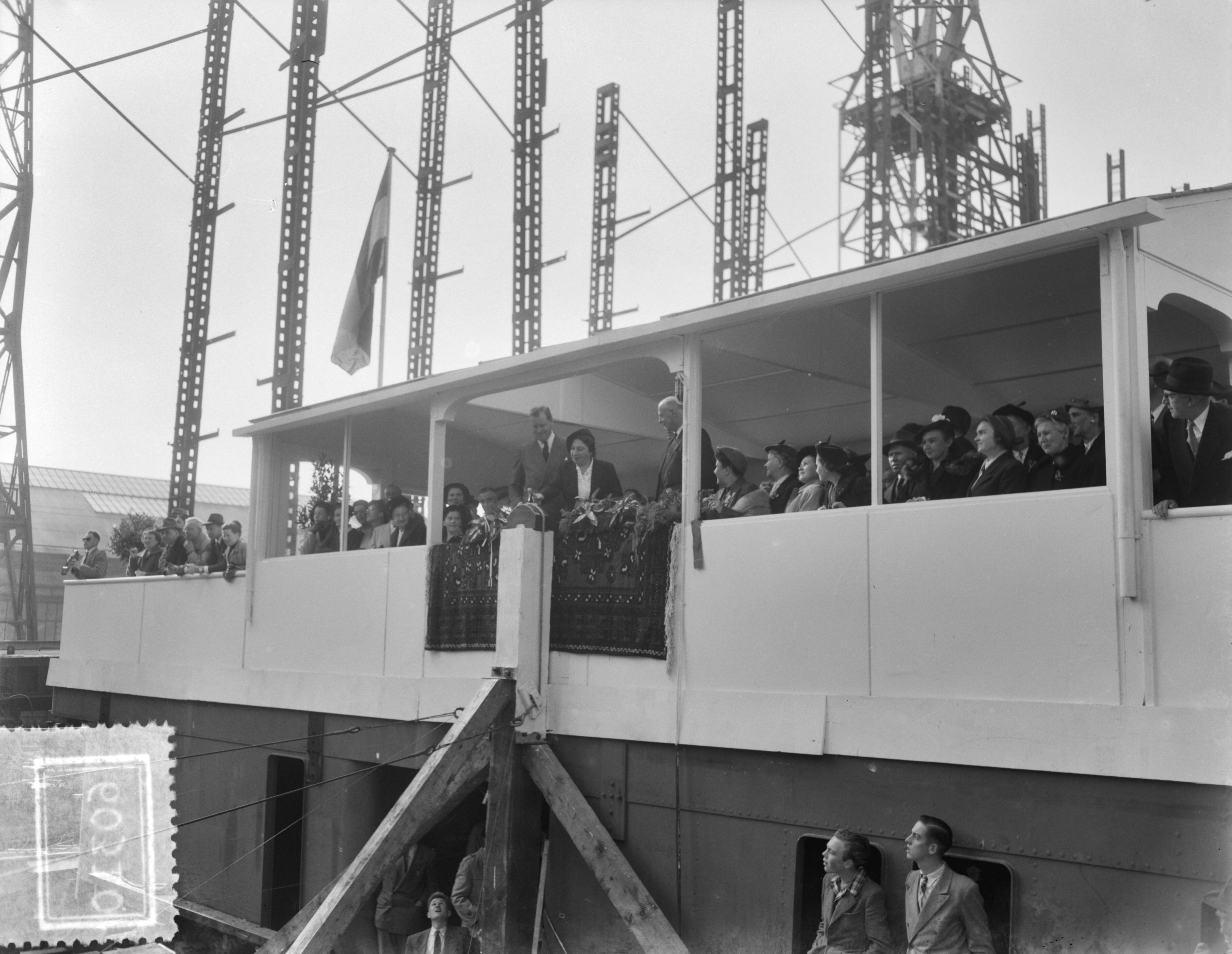 Fotocollectie Anefo — Tewaterlating vrachtschip "OGB" op de werf van N.V. Koninklijke Maatschappij "De Schelde" te Vlissingen — Foto: Duinen, G.W. van / Anefo. Licentie: Set B: Rechtenvrij / Publiek Domein. Bron: Nationaal Archief. http://hdl.handle.net/10648/a9152a6e-d0b4-102d-bcf8-003048976d84