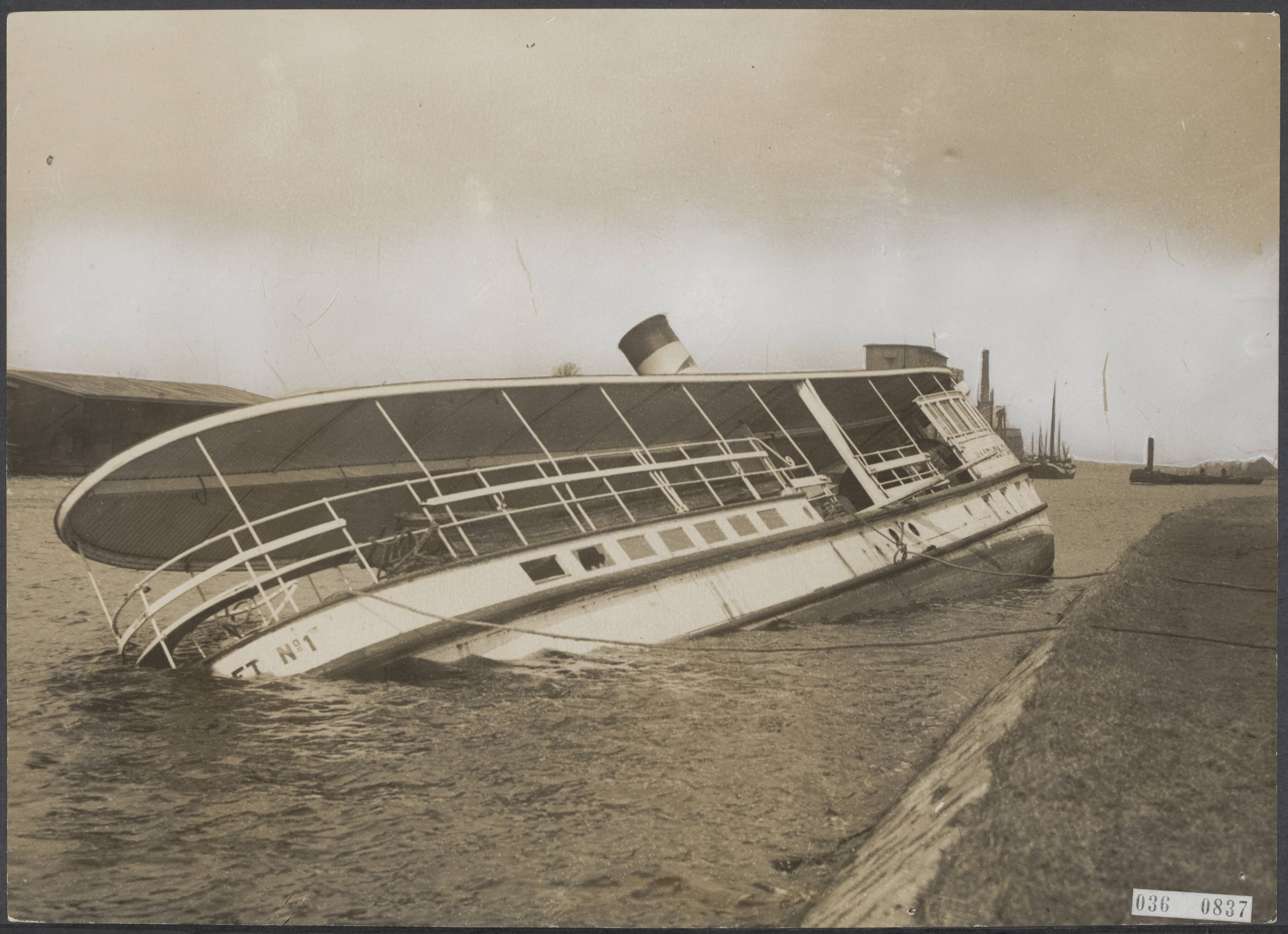 Fotocollectie Elsevier Binnenland — Stoomboot "De Alkmaar Packet no. I" op dijk geslagen bij Wormerveer — Foto: Haagsch Illustratie- en Persbureau. Licentie: Set B: Rechtenvrij / Publiek Domein. Bron: Nationaal Archief. http://hdl.handle.net/10648/adecff94-d0b4-102d-bcf8-003048976d84
