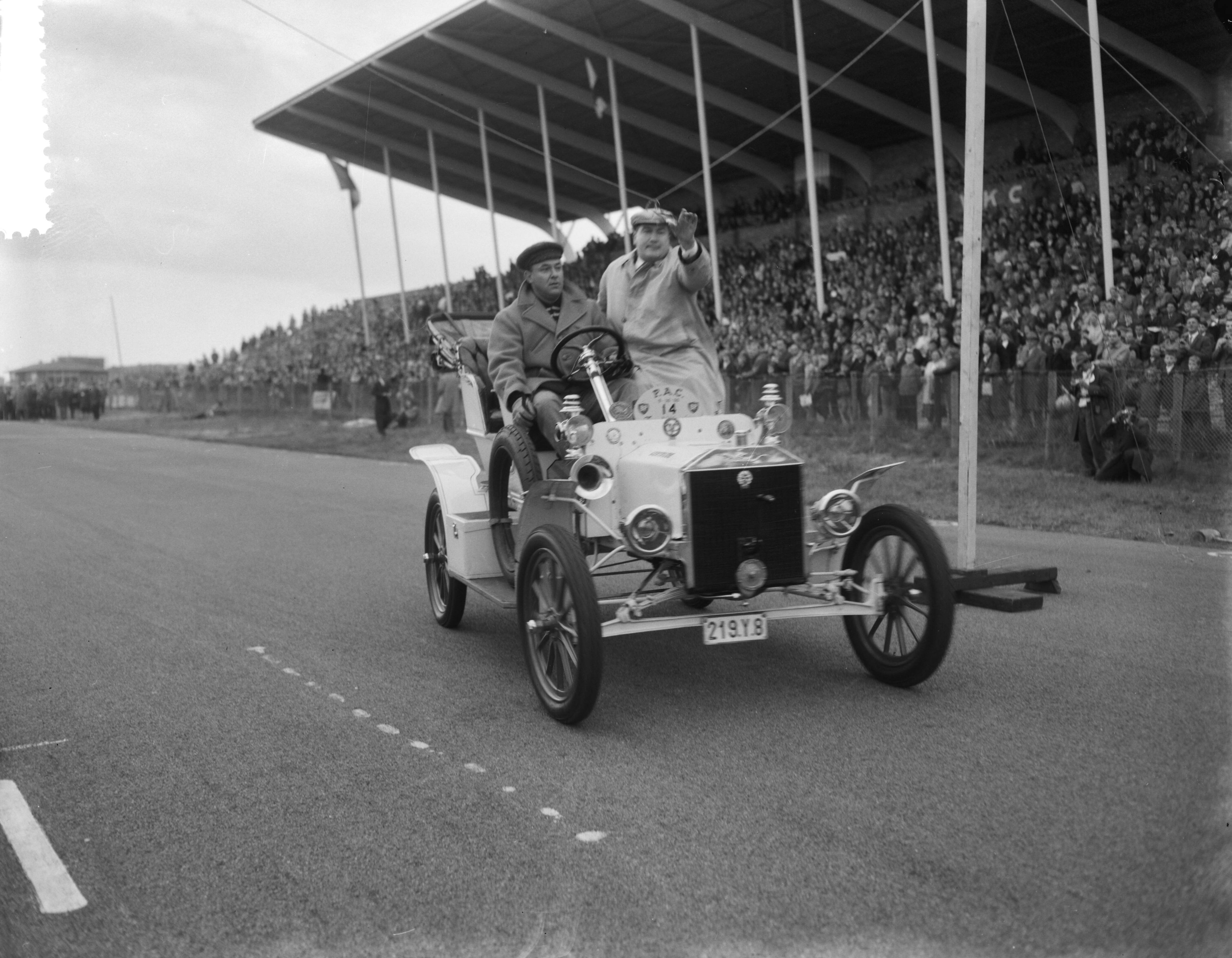Fotocollectie Anefo — Vijfde traditierit van de Pionier Automobielen Club (P.A.C.). De heer O. Herbosch uit België in een Ford uit 1907 tijdens behendigheidswedstrijd — Foto: Bilsen, Joop van / Anefo. Licentie: Set B: Rechtenvrij / Publiek Domein. Bron: Nationaal Archief. http://hdl.handle.net/10648/a9bb5ff6-d0b4-102d-bcf8-003048976d84