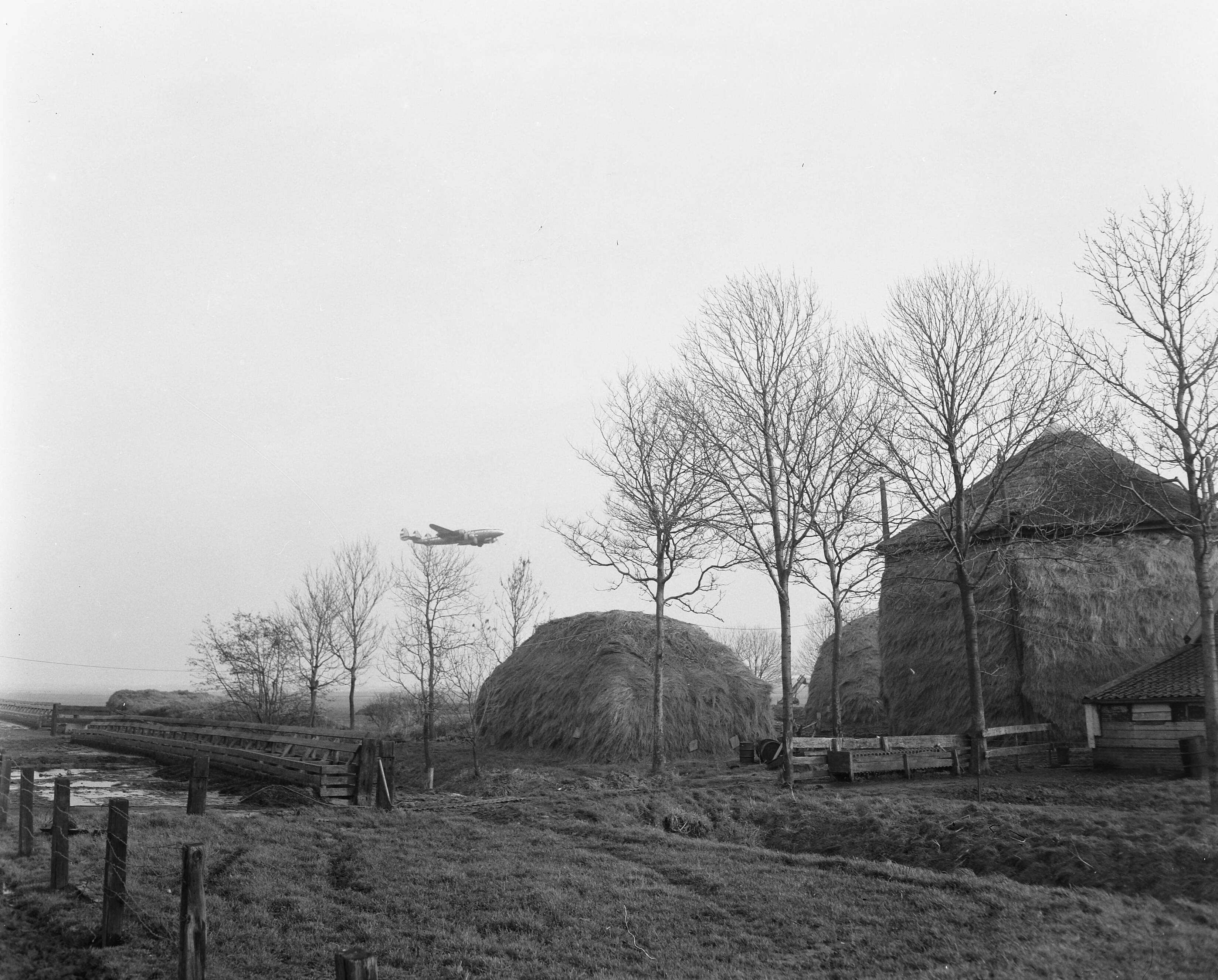 Fotocollectie Anefo — Het dorp Rijk in de Haarlemmermeer zal verdwijnen voor startbaan Schiphol. Voor 1 maart 1959 moet het dorp verdwenen zijn — Foto: Pot, Harry / Anefo. Licentie: Set B: Rechtenvrij / Publiek Domein. Bron: Nationaal Archief. http://hdl.handle.net/10648/a9546030-d0b4-102d-bcf8-003048976d84