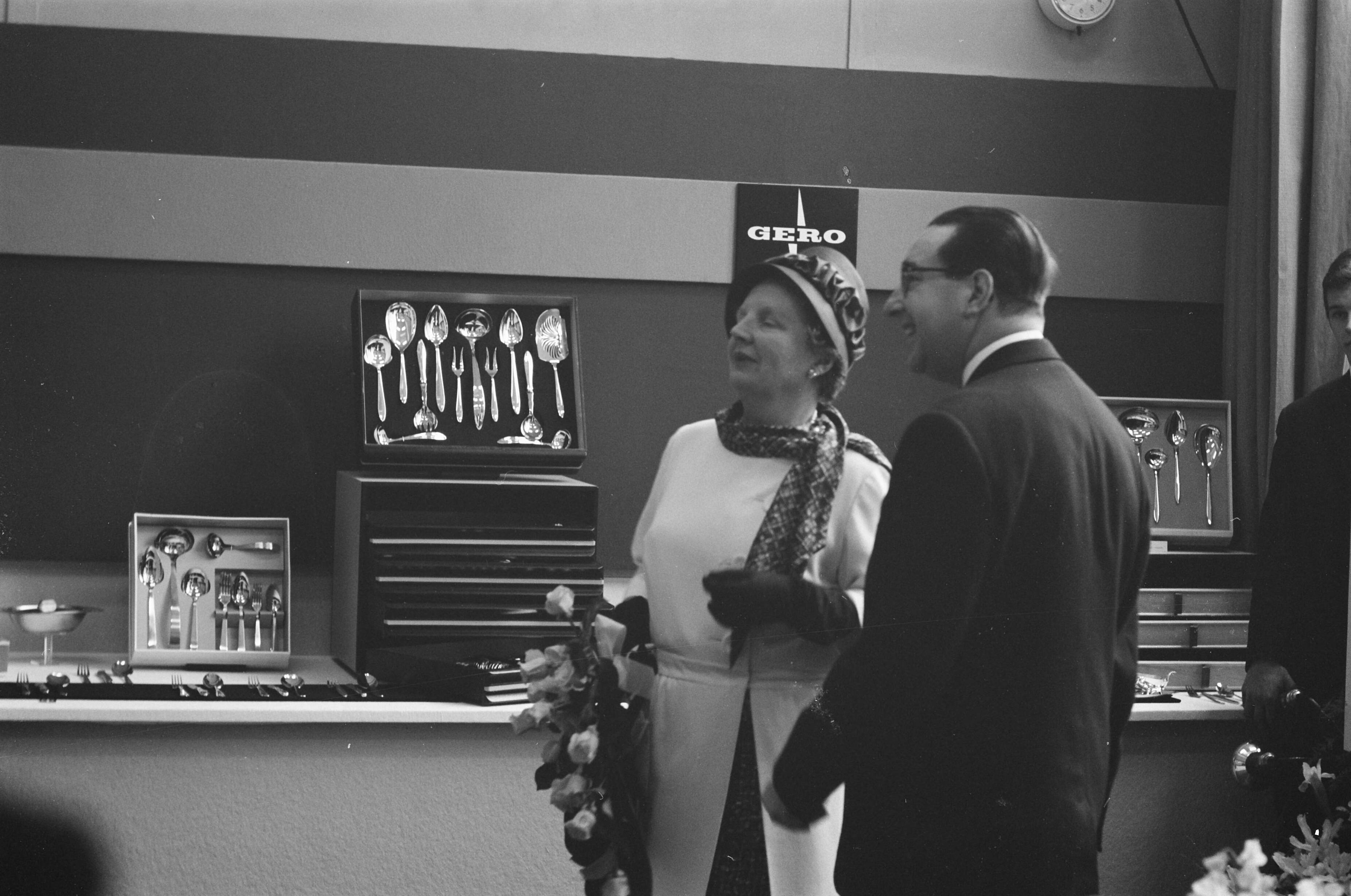 Bezoek koningin Juliana aan Zeist en omgeving — Bezoek koningin Juliana aan Zeist en omgeving. Koningin Juliana in de Gerofabriek — Foto: Pot, Harry / Anefo. Licentie: Set B: Rechtenvrij / Publiek Domein. Bron: Nationaal Archief. http://hdl.handle.net/10648/a9d73302-d0b4-102d-bcf8-003048976d84