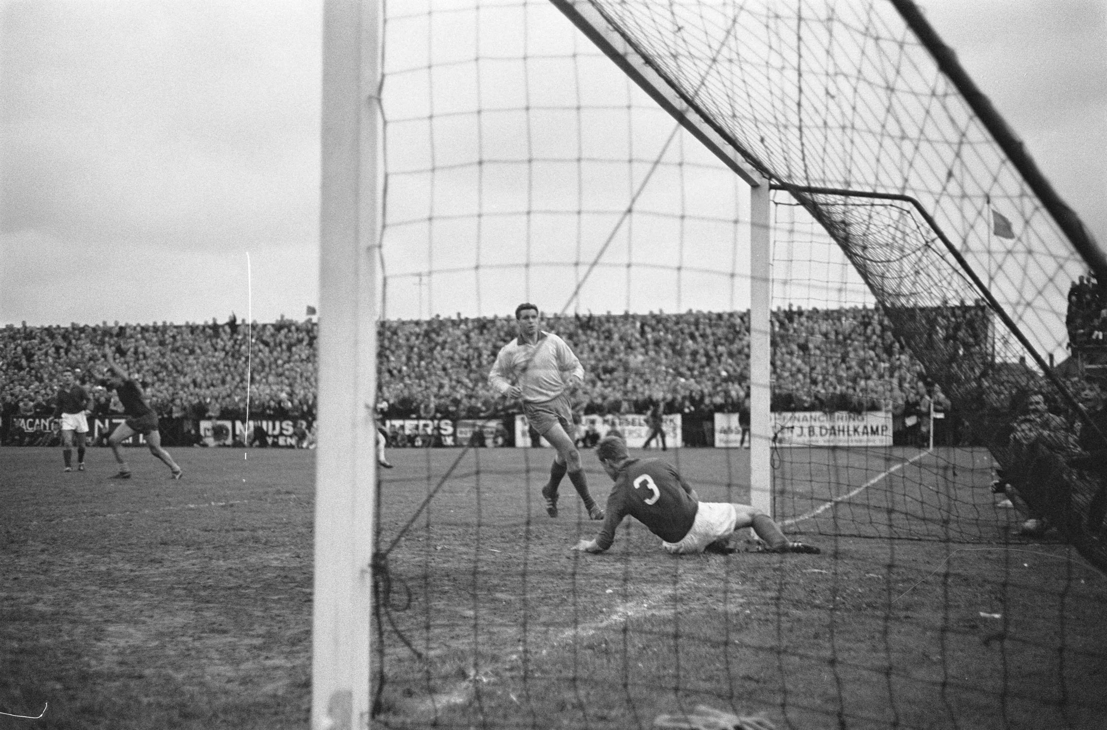 Fotocollectie Anefo — Voetbal. Promotiewedstrijd voor 1e divisie. Haarlem tegen VSV 2-2 na verlenging. Spelmomemt. Haarlem scoort 2-1 door Ger Farenhorst, teruglopend naar het doel VSV-keeper Heinz Stuy — Foto: Pot, Harry / Anefo. Licentie: Set B: Rechtenvrij / Publiek Domein. Bron: Nationaal Archief. http://hdl.handle.net/10648/aa3b7376-d0b4-102d-bcf8-003048976d84