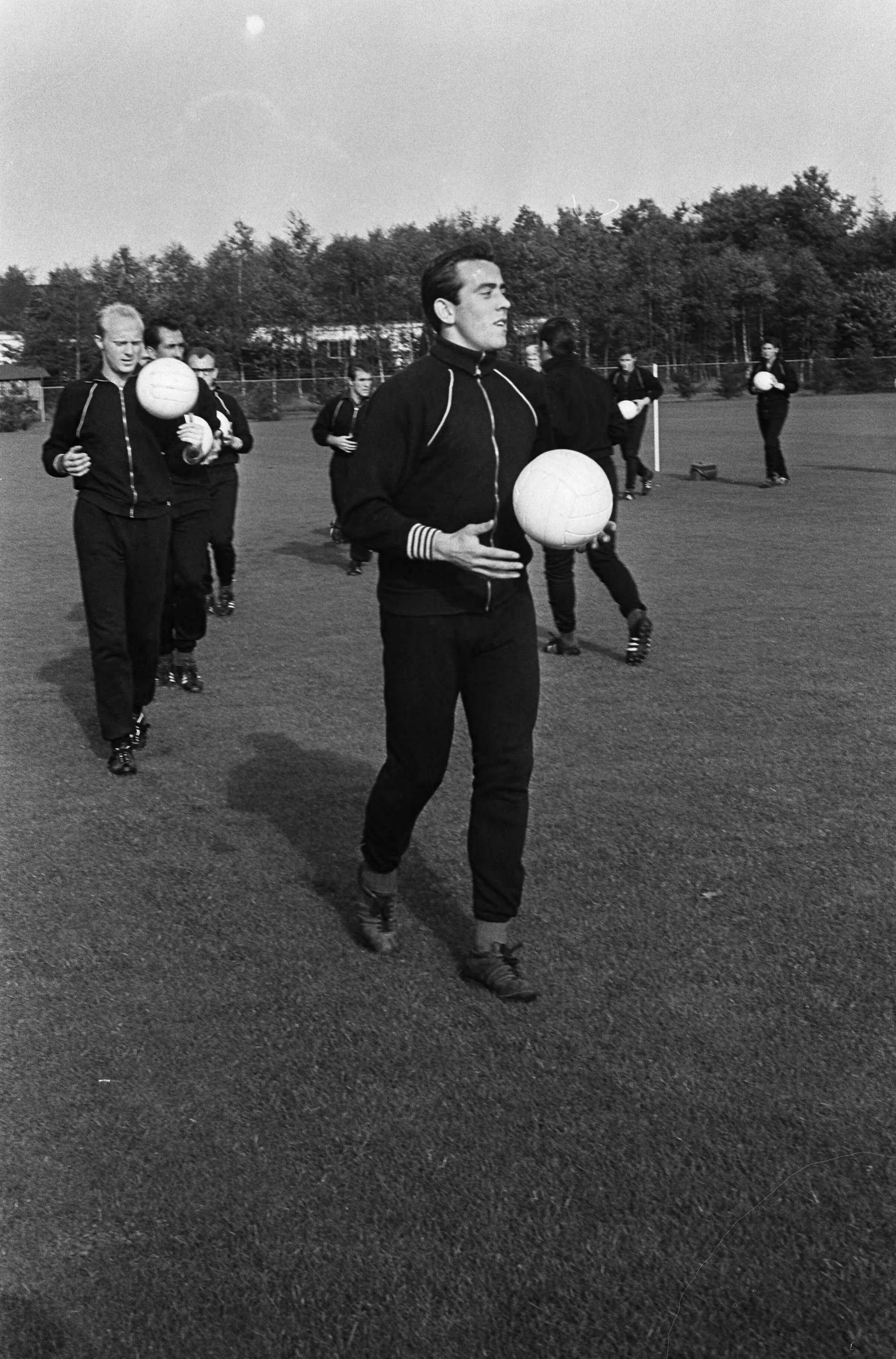 Fotocollectie Anefo — Training Nederlands elftal te Zeist, spelers tijdens training, voorop Daan Schrijvers, achter hem Piet Kruiver, Eddy Pieters Graafland, Fons van Wissen — Foto: Pot, Harry / Anefo. Licentie: Set B: Rechtenvrij / Publiek Domein. Bron: Nationaal Archief. http://hdl.handle.net/10648/aa7a0de8-d0b4-102d-bcf8-003048976d84