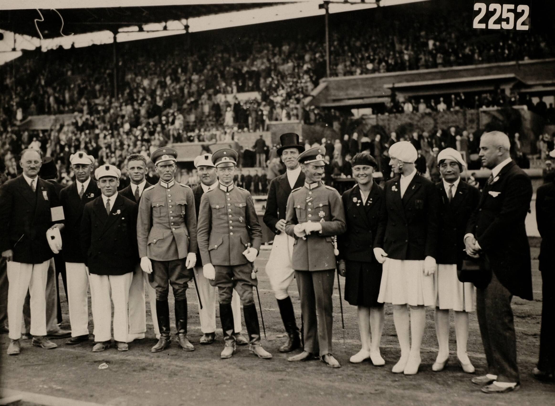 Personen op naam, Sport — Sport. Olympische Spelen 1928 Amsterdam, Nederland: Prijsuitreiking aan de Duitse medaille winnaars met o.a. Helene Mayer. — Foto: Fotograaf Onbekend / Algemeen Fotobureau Amsterdam / Spaarnestad Photo (05887). Licentie: Set B: Rechtenvrij / Publiek Domein. Bron: Nationaal Archief. http://hdl.handle.net/10648/35429da6-d556-a382-e063-6df0900a6686