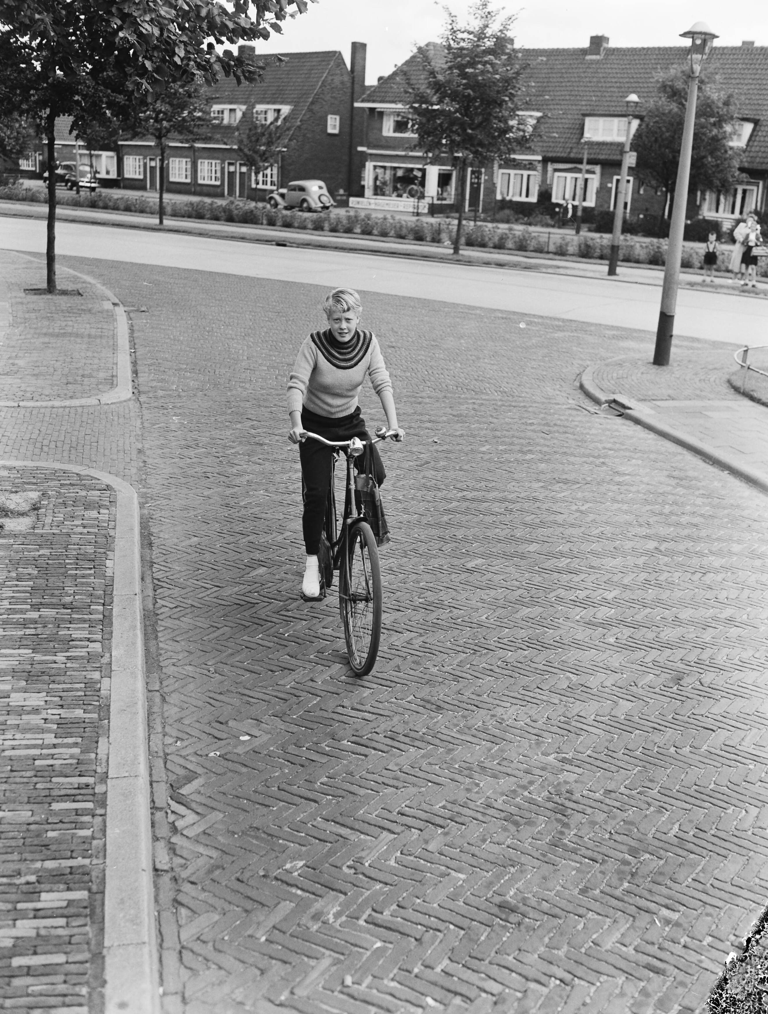 Reportage Atie Voorbij (zwemkampioene) — Atie Voorbij (14-jarige zwemkampioene). Atie op de fiets — Foto: Pot, Harry / Anefo. Licentie: Set B: Rechtenvrij / Publiek Domein. Bron: Nationaal Archief. http://hdl.handle.net/10648/a9388c02-d0b4-102d-bcf8-003048976d84