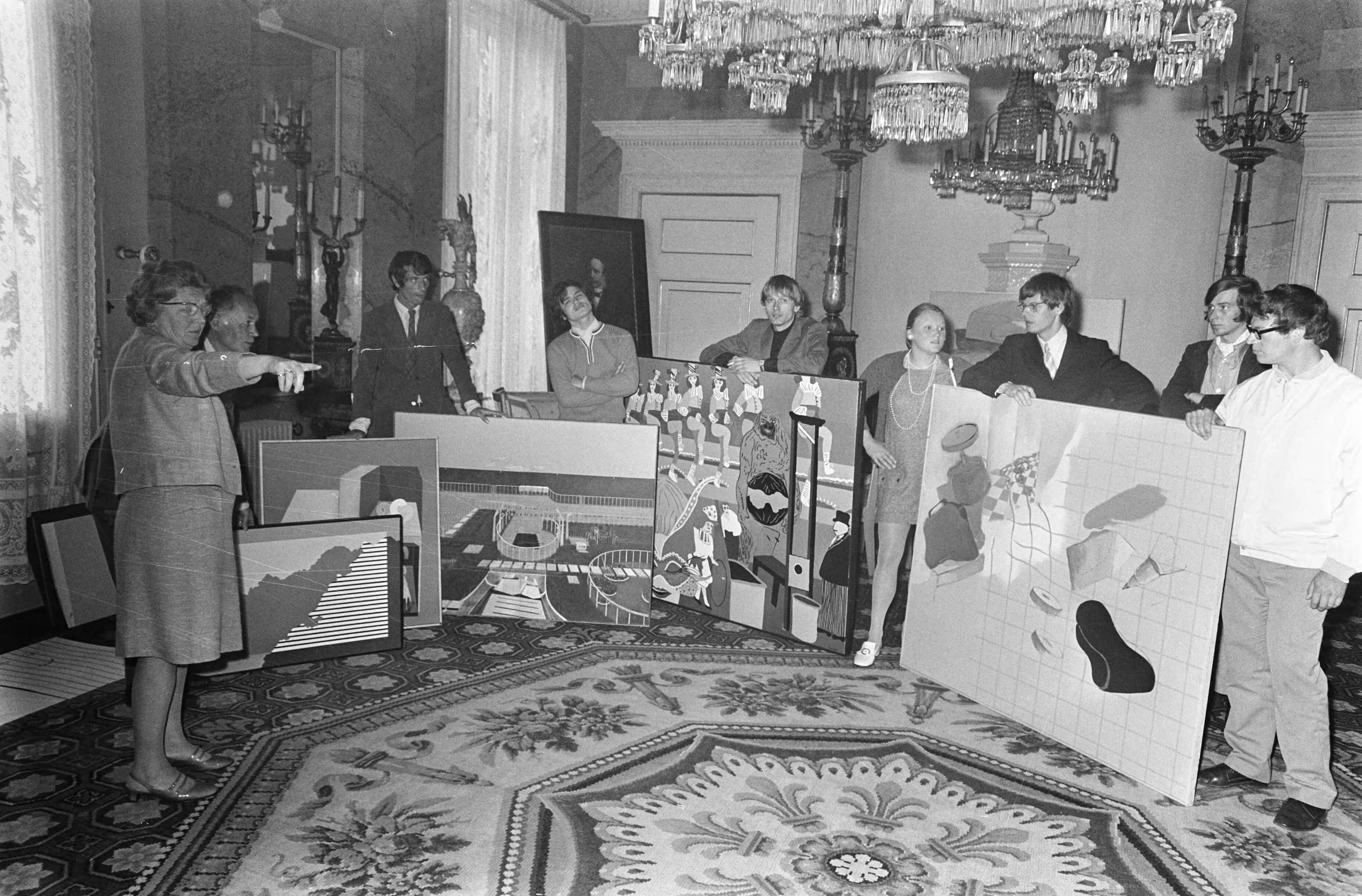 Ontvangst op Paleis Soestdijk — koningin Juliana ontvangt de Koninklijke Vereniging voor Subsidie aan de Vrije Schilderkunst en een aantal kunstschilders op Paleis Soestdijk, koningin Juliana en haar gasten — Foto: Fotograaf Onbekend / Anefo. Licentie: Set B: Rechtenvrij / Publiek Domein. Bron: Nationaal Archief. http://hdl.handle.net/10648/ab70a892-d0b4-102d-bcf8-003048976d84