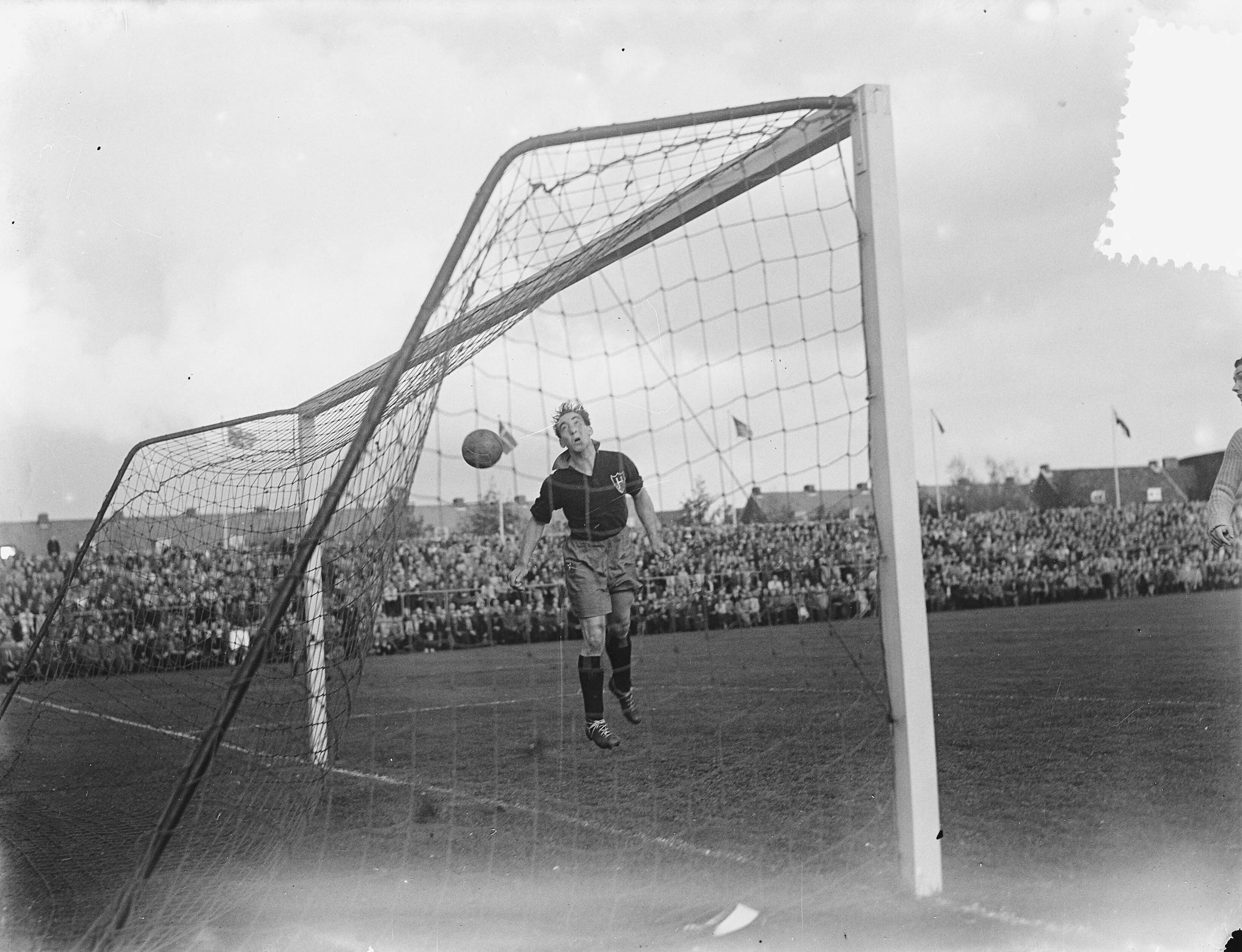 Fotocollectie Anefo — Voetbal. Haarlem tegen RCH 1-1. Eerste doelpunt ( De Voogd ) — Foto: Rossem, Wim van / Anefo. Licentie: Set B: Rechtenvrij / Publiek Domein. Bron: Nationaal Archief. http://hdl.handle.net/10648/a9159ff8-d0b4-102d-bcf8-003048976d84