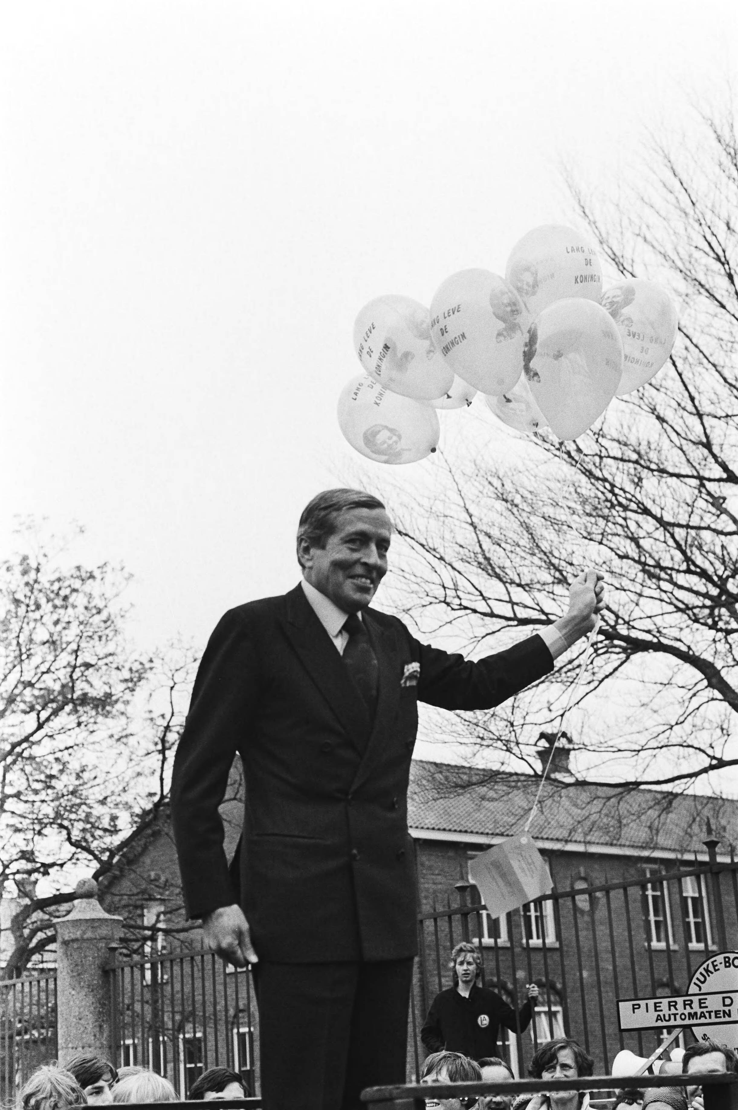 Fotocollectie Anefo — Viering Koninginnedag in Breda, Prins Claus met ballonnen in zijn hand in Breda — Foto: Croes, Rob C. / Anefo. Licentie: Set B: Rechtenvrij / Publiek Domein. Bron: Nationaal Archief. http://hdl.handle.net/10648/acfac0e4-d0b4-102d-bcf8-003048976d84