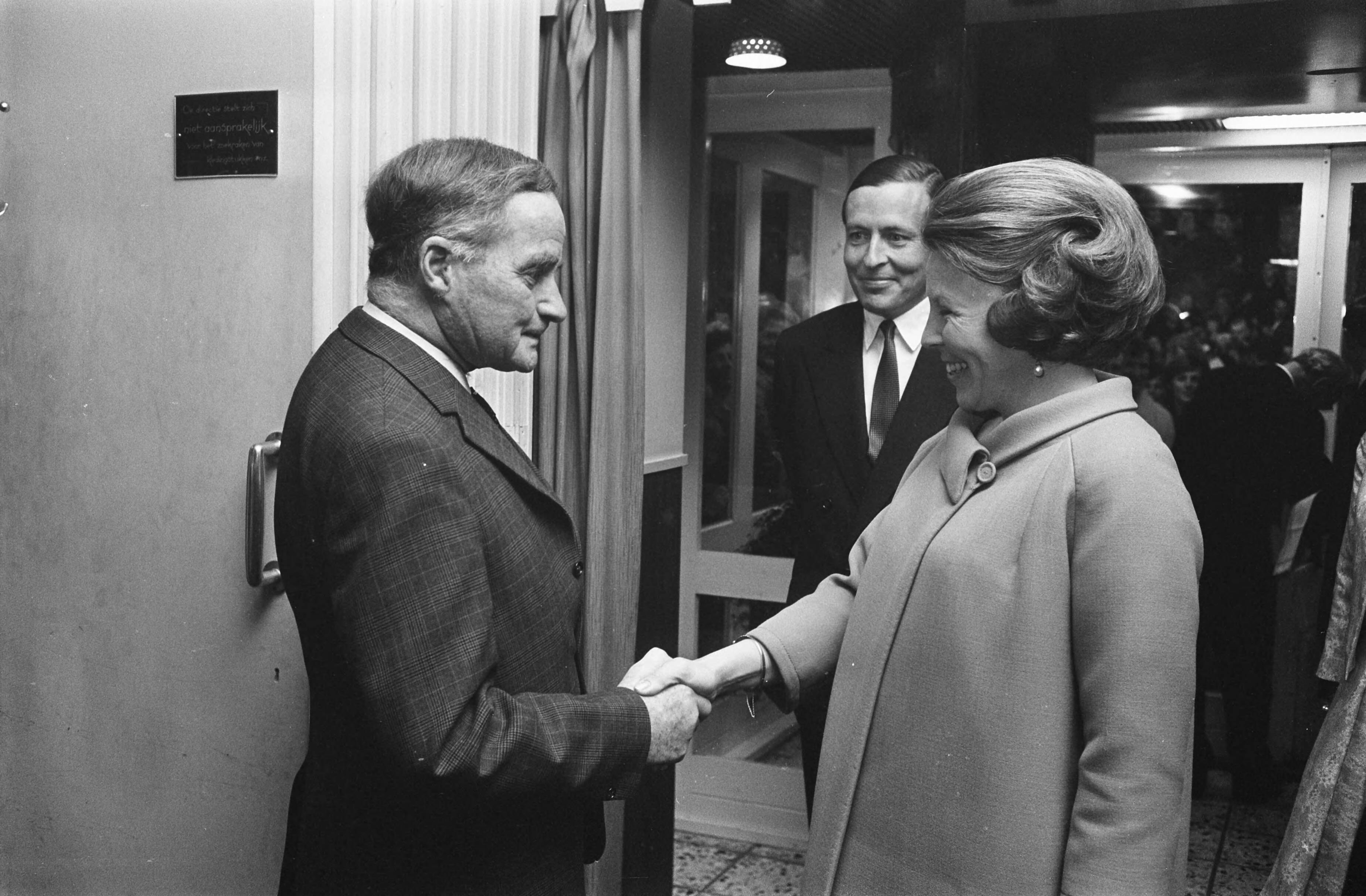 Fotocollectie Anefo — A. Roland Holst gehuldigd te Bergen (NH) ter gelegenheid van zijn tachtigste verjaardag. Prinses Beatrix feliciteert dichter A. Roland Holst. — Foto: Koch, Eric / Anefo. Licentie: Set B: Rechtenvrij / Publiek Domein. Bron: Nationaal Archief. http://hdl.handle.net/10648/ab42fd66-d0b4-102d-bcf8-003048976d84